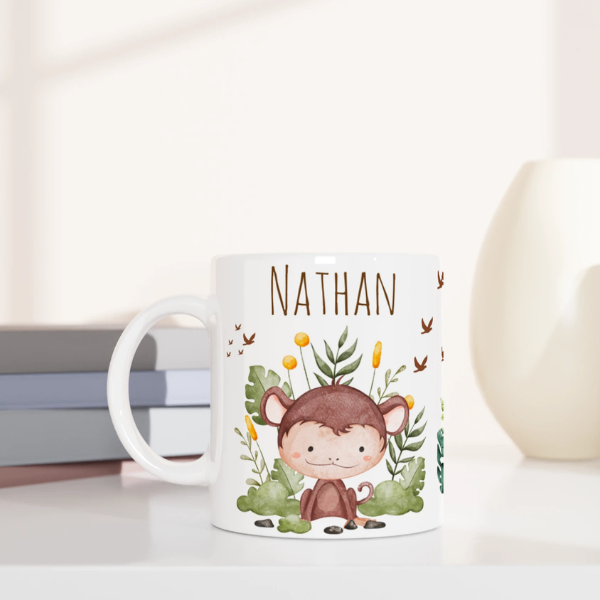 Mug personnalisé tout blanc avec un petit singe adorable et ses amis de la savane, parfait pour un cadeau original et ludique.