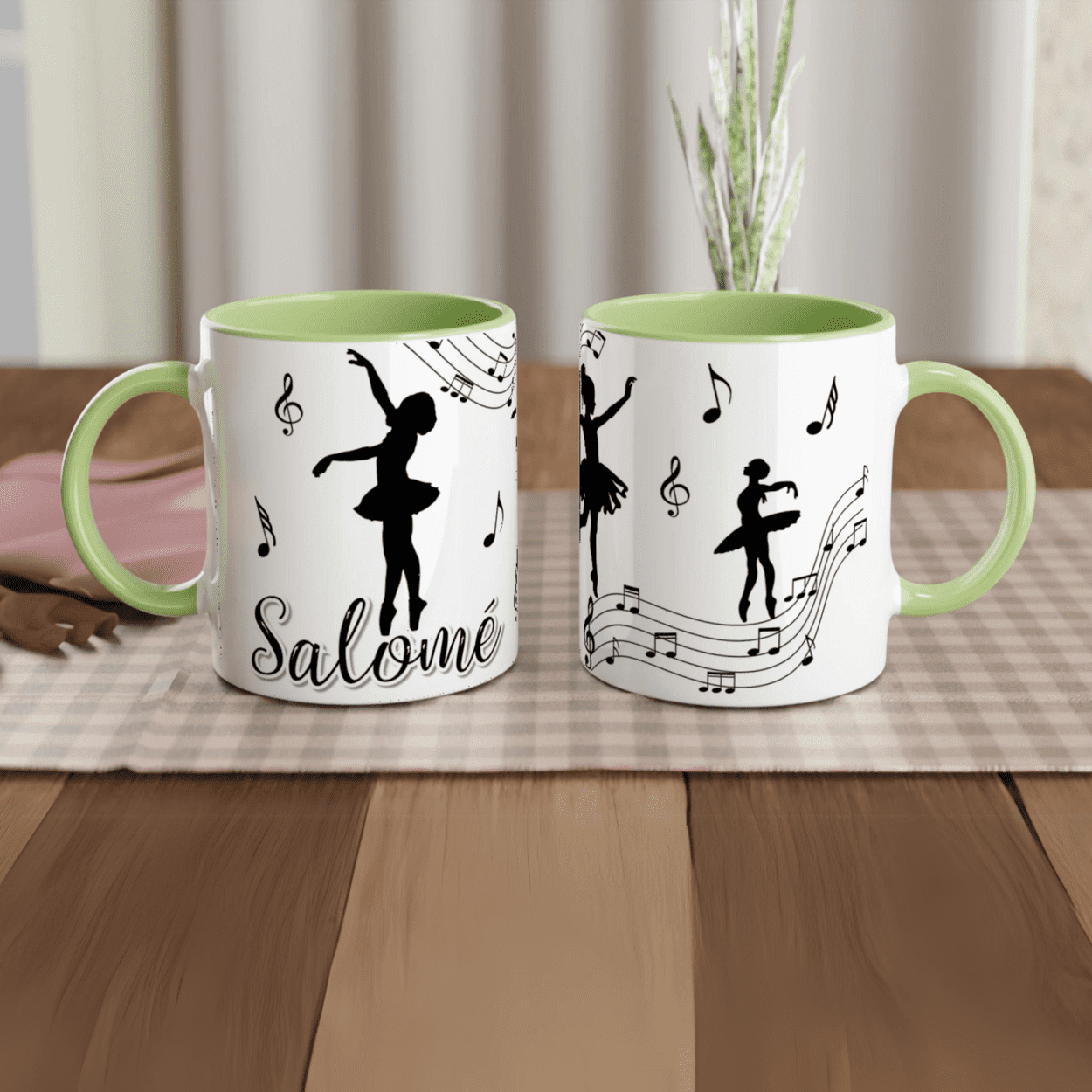 Tasse personnalisée avec prénom, danseuse classique et notes de musique, intérieur vert, idéale pour un cadeau original et pratique.
