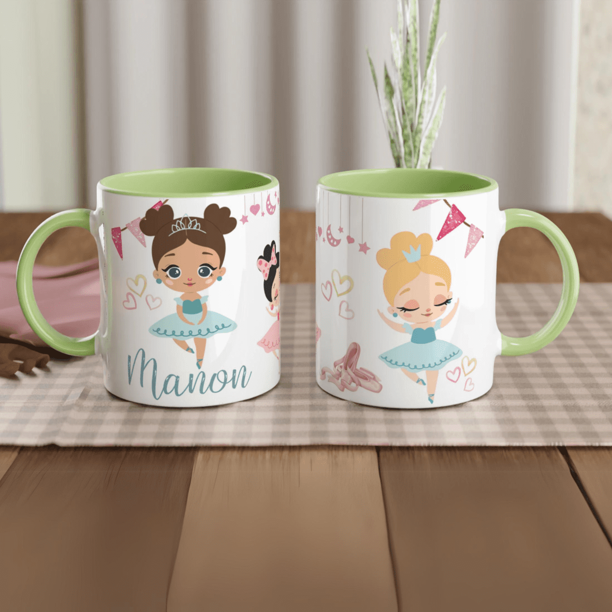Tasse personnalisable avec prénom, motif de danseuse en robe bleue et décor festif, intérieur vert, parfaite pour une touche colorée.