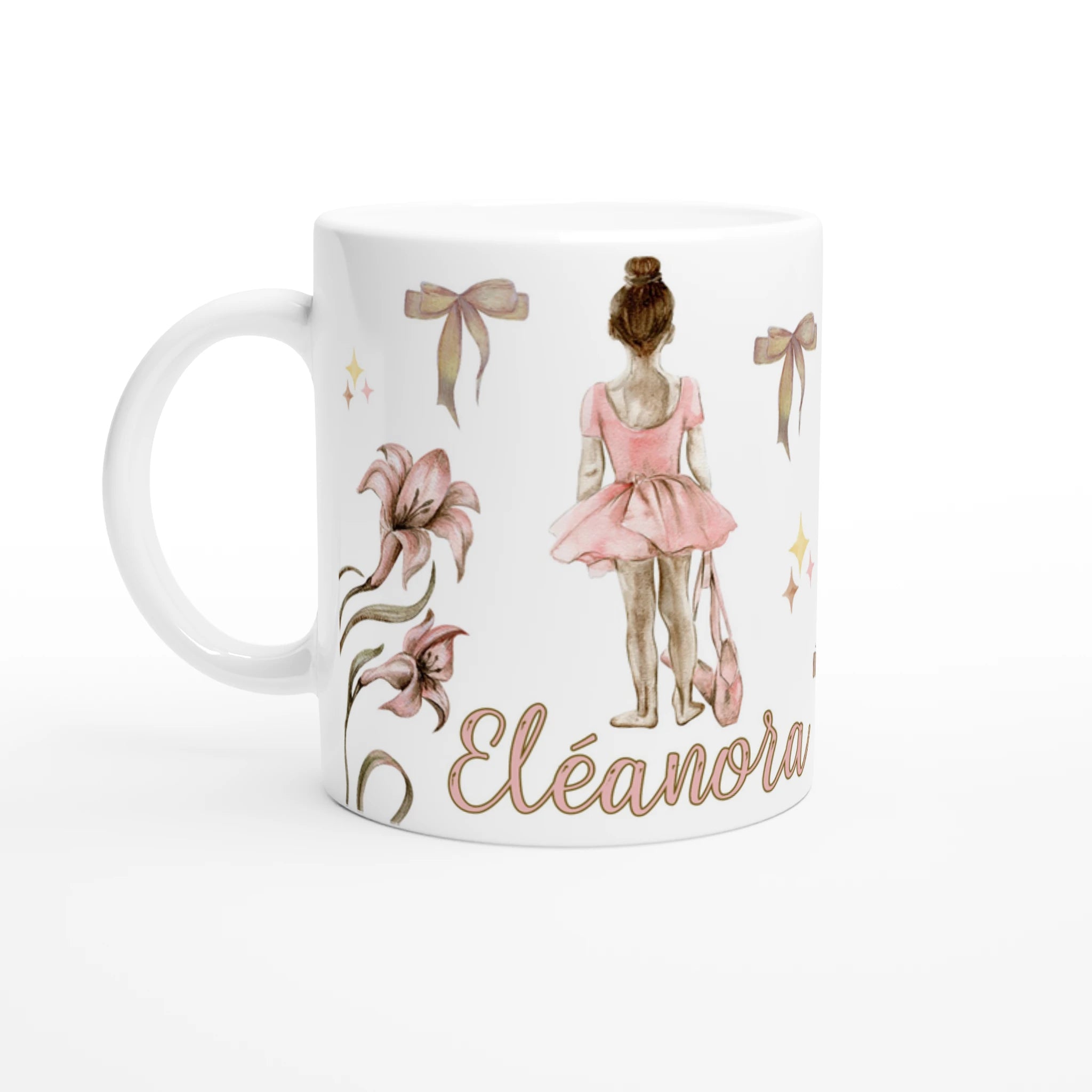 Mug personnalisable tout blanc avec prénom, illustration de ballerine, pointes et fleurs, parfait pour un cadeau unique pour une petite danseuse.