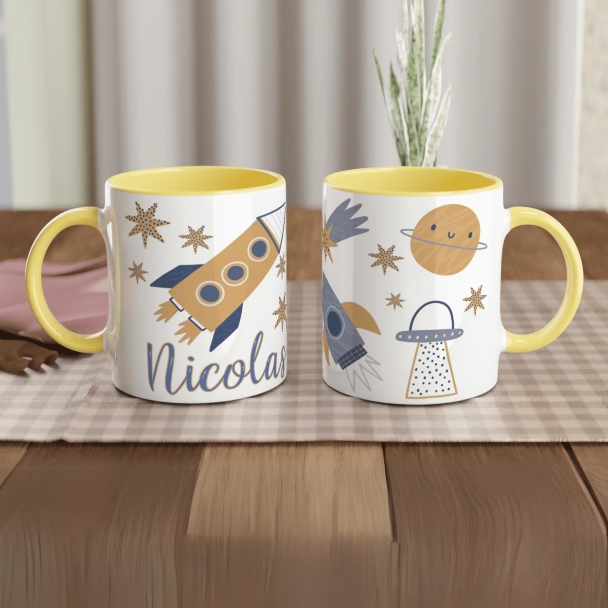 Mug personnalisé avec fusée et étoiles dorées, intérieur jaune, idéal pour un cadeau joyeux et inspirant.