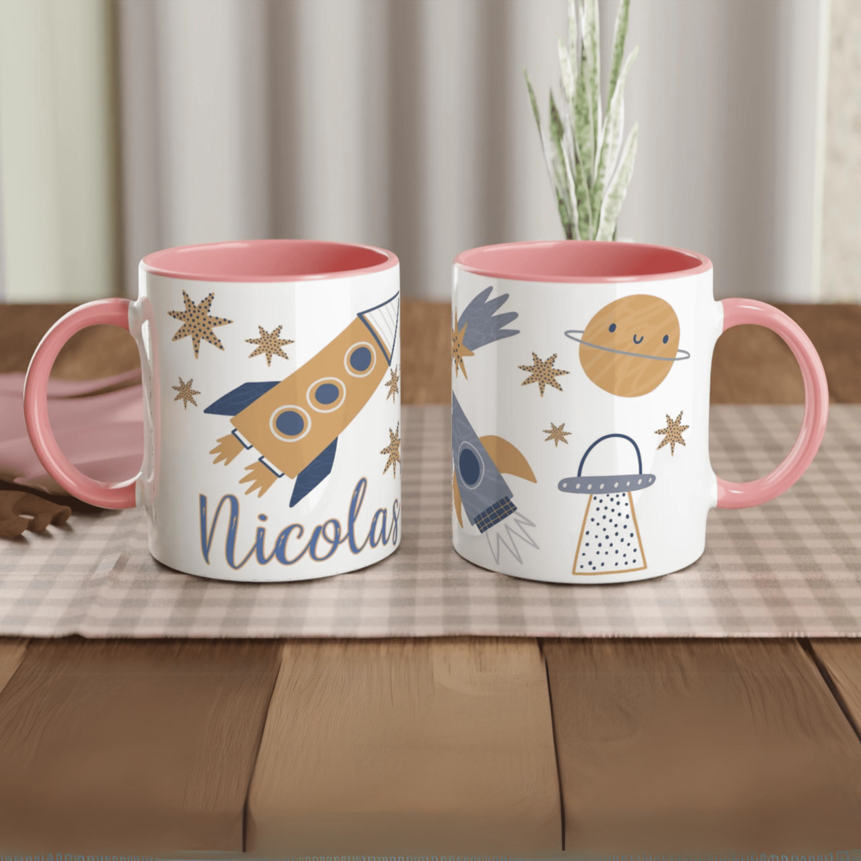 Tasse personnalisée avec fusée et soucoupe volante, intérieur rose, parfaite pour un cadeau féerique.