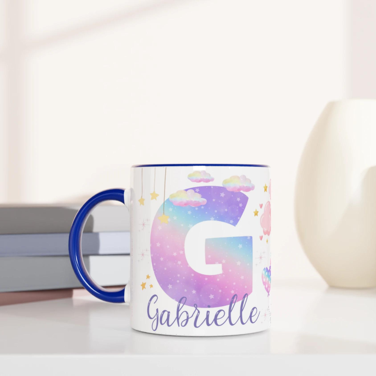 Mug personnalisé avec licorne volante et initiale magique, intérieur bleu, idéal pour une petite rêveuse passionnée d’aventures enchantées.