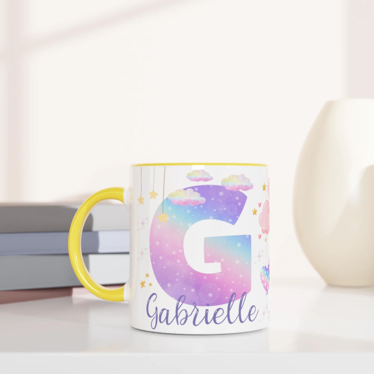 Mug personnalisé avec licorne arc-en-ciel et étoiles scintillantes, intérieur jaune, parfait pour un cadeau joyeux et lumineux.