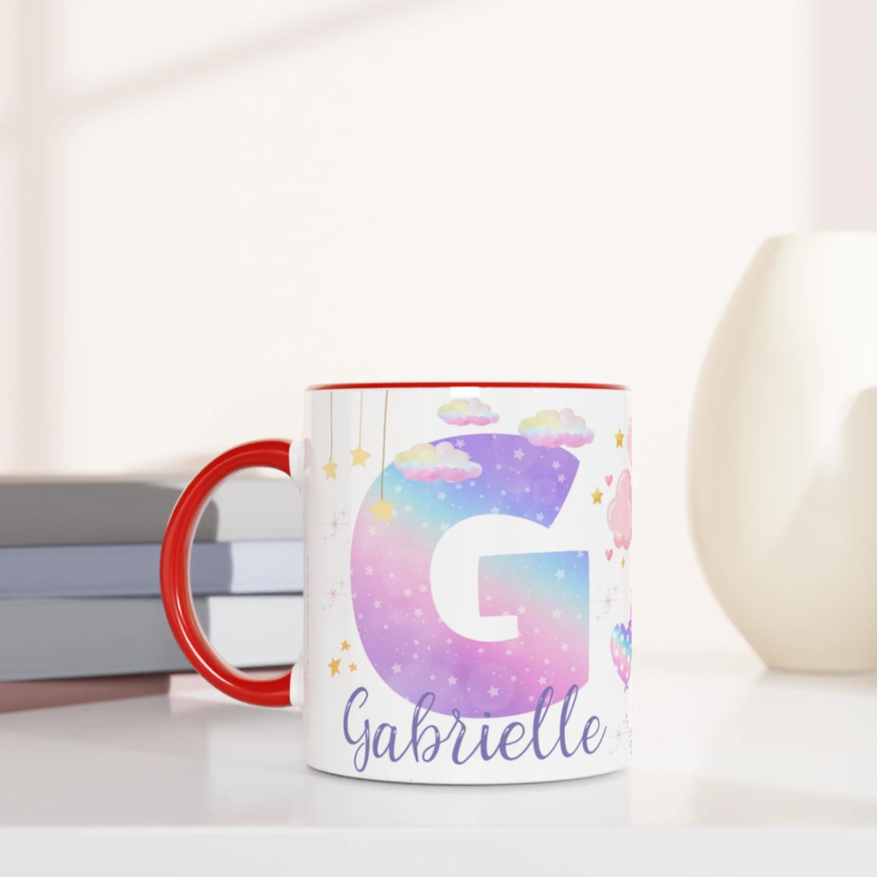 Mug personnalisé avec licorne galopant dans un ciel étoilé, intérieur rouge, parfait pour un cadeau dynamique et fantastique.