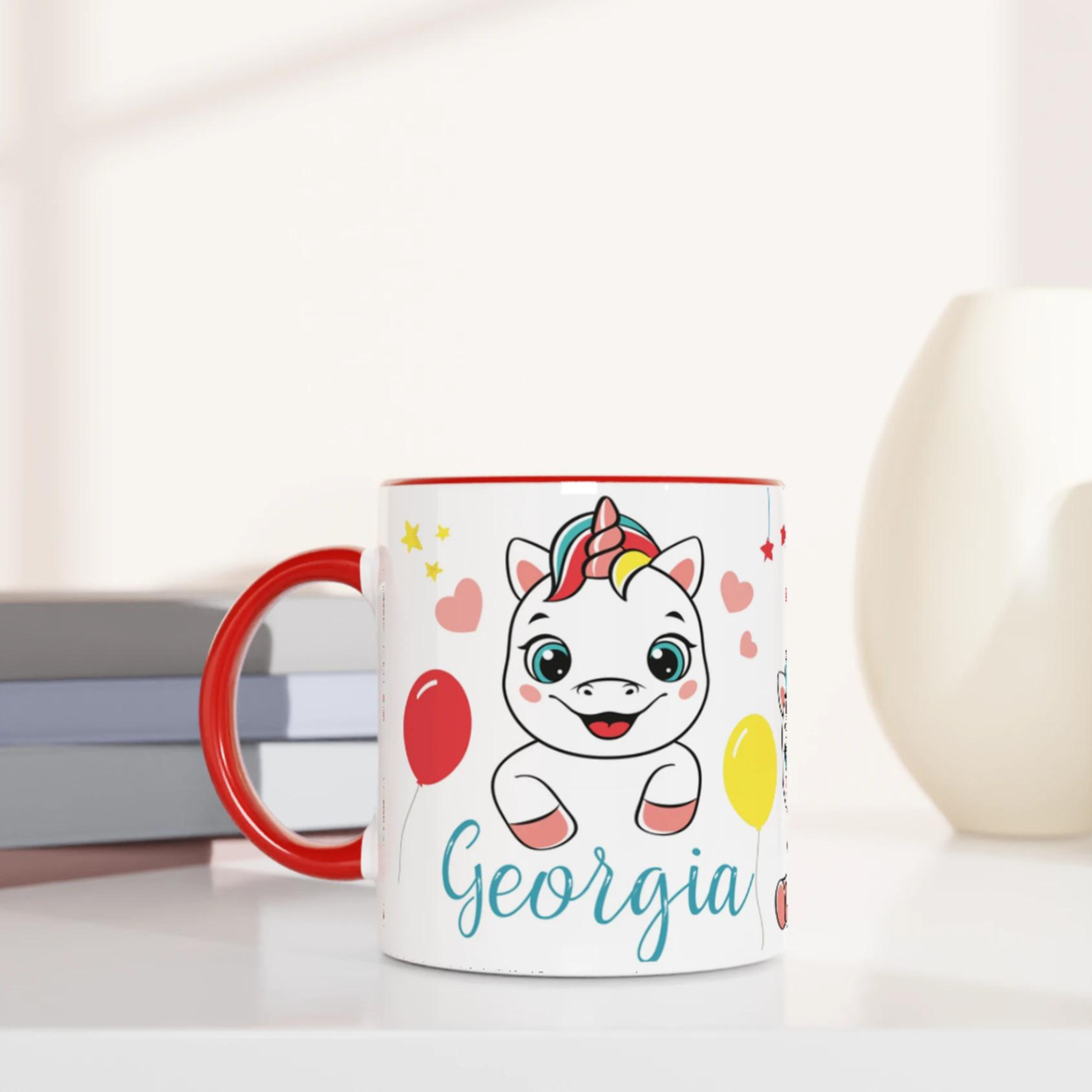 Mug personnalisé avec licorne et étoiles rouges, intérieur rouge, parfait pour un cadeau féerique et dynamique.