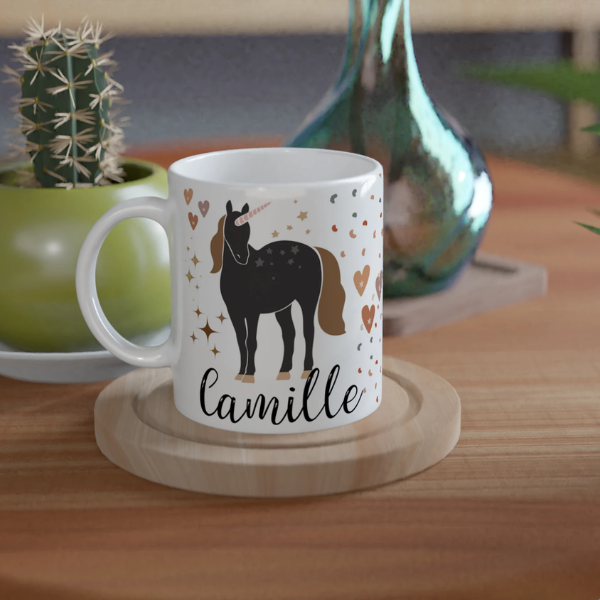 Mug personnalisé tout blanc avec licorne bohème et étoiles scintillantes, idéal pour un cadeau féerique et élégant.