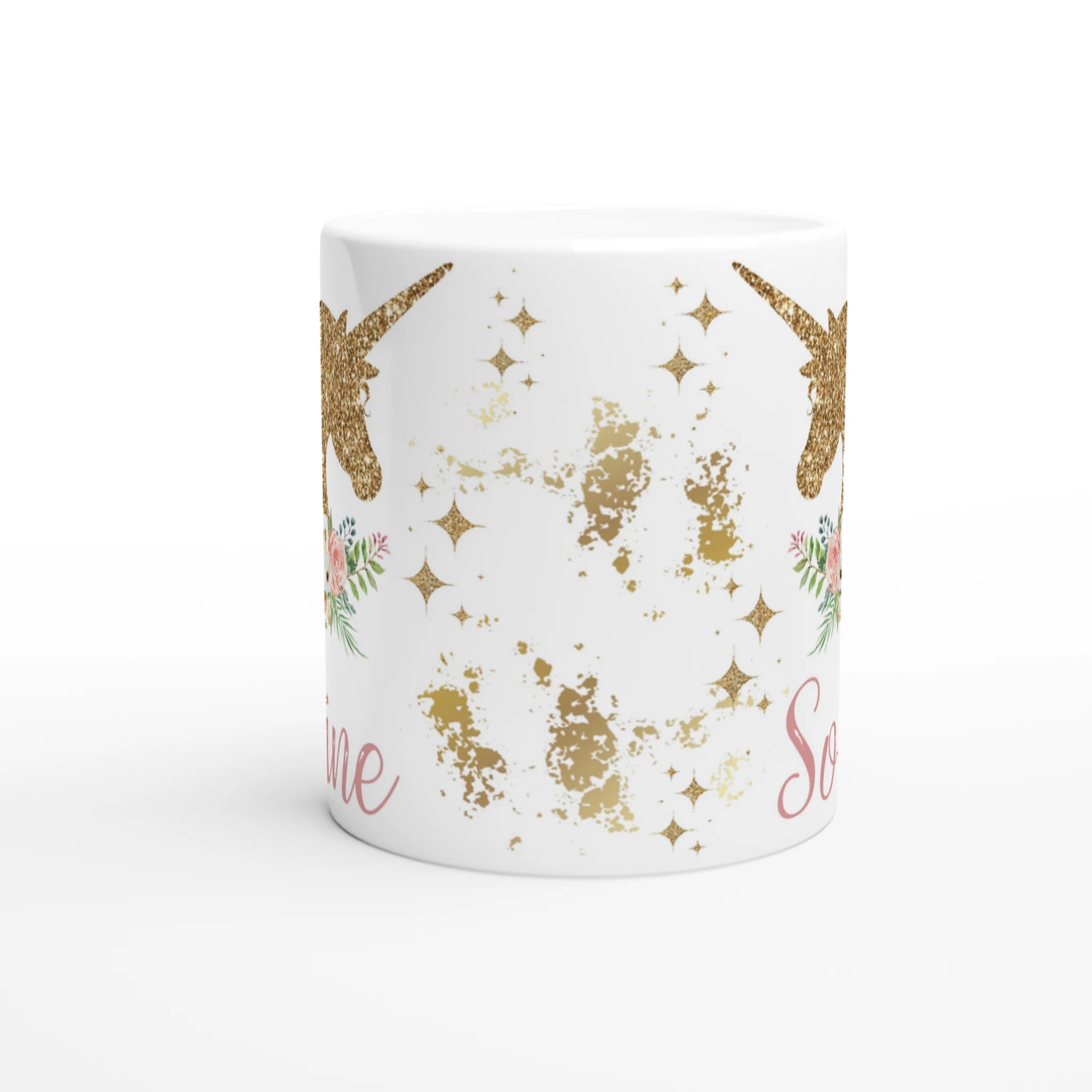 Mug personnalisé tout blanc avec licorne dorée et fleurs romantiques, idéal pour un cadeau magique et raffiné.