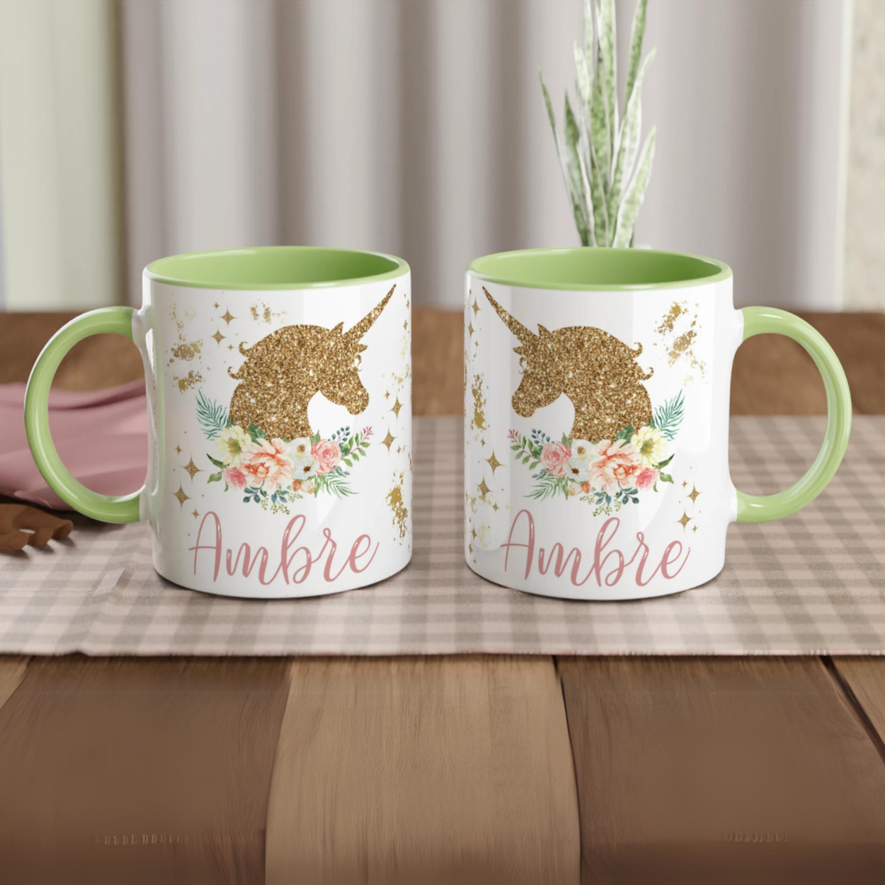 Tasse personnalisée avec licorne et feuillage bohème, intérieur vert, un cadeau enchanteur et naturel.