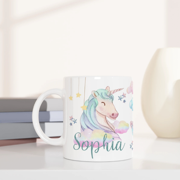 Mug personnalisé tout blanc avec licorne flottant sur un nuage pastel, idéal pour un cadeau féerique et magique.