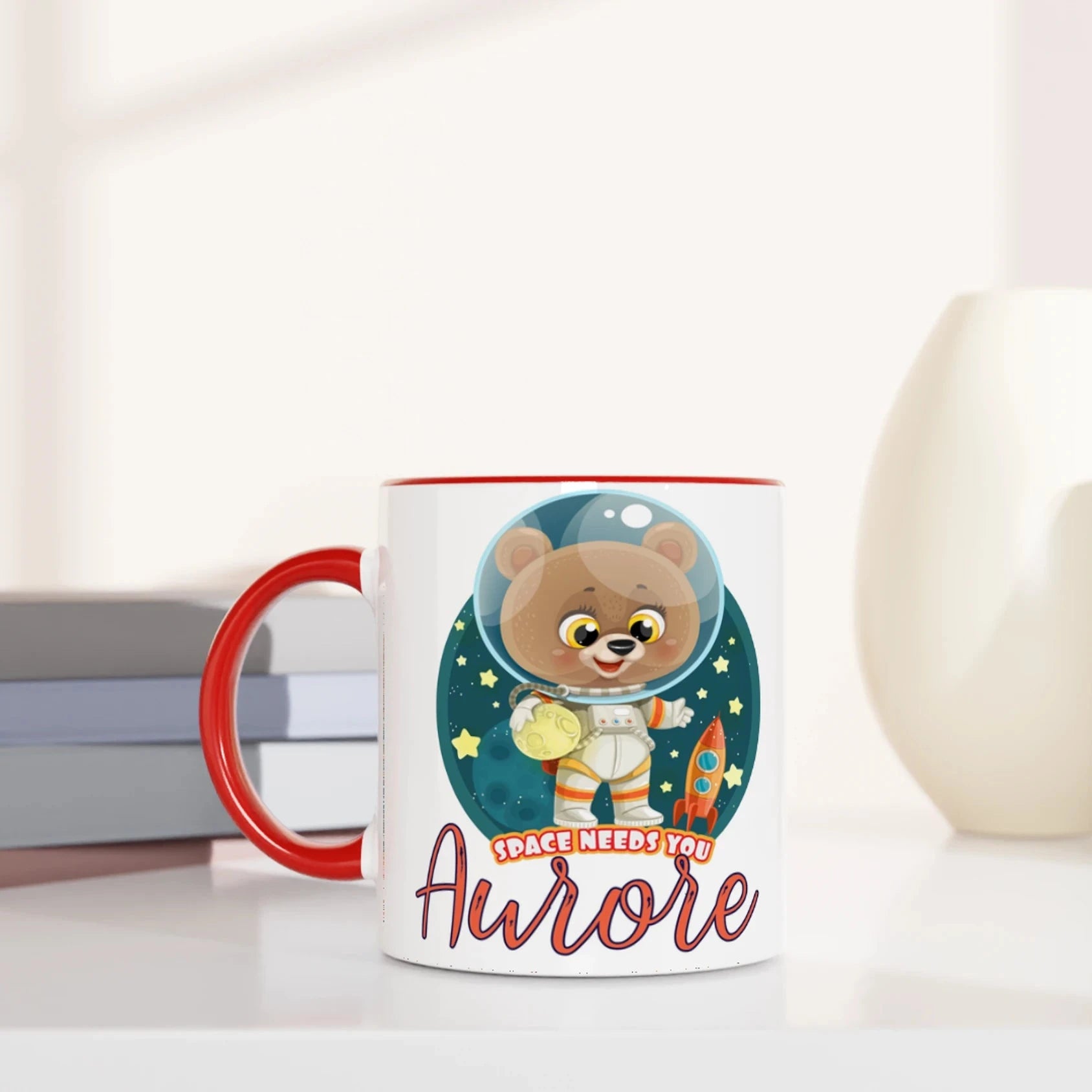 Mug personnalisé avec ourson astronaute et planète dorée, intérieur rouge, parfait pour un cadeau dynamique et unique.