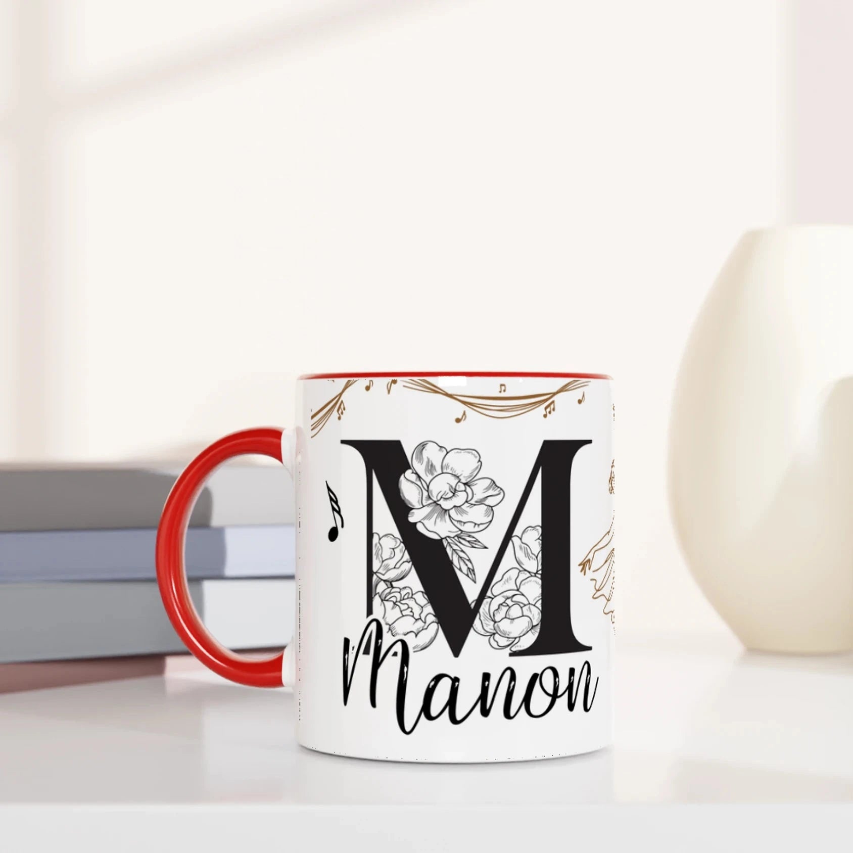 Mug personnalisé enfant avec prénom, danseuse classique et notes de musique, intérieur rouge, parfait pour un cadeau unique pour une passionnée de ballet.