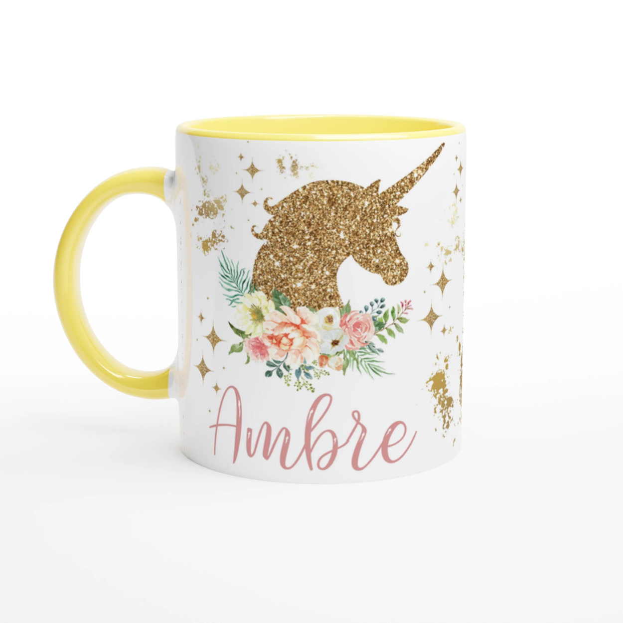 Mug personnalisé avec licorne scintillante et fleurs pastel, intérieur jaune, parfait pour un cadeau joyeux et lumineux.