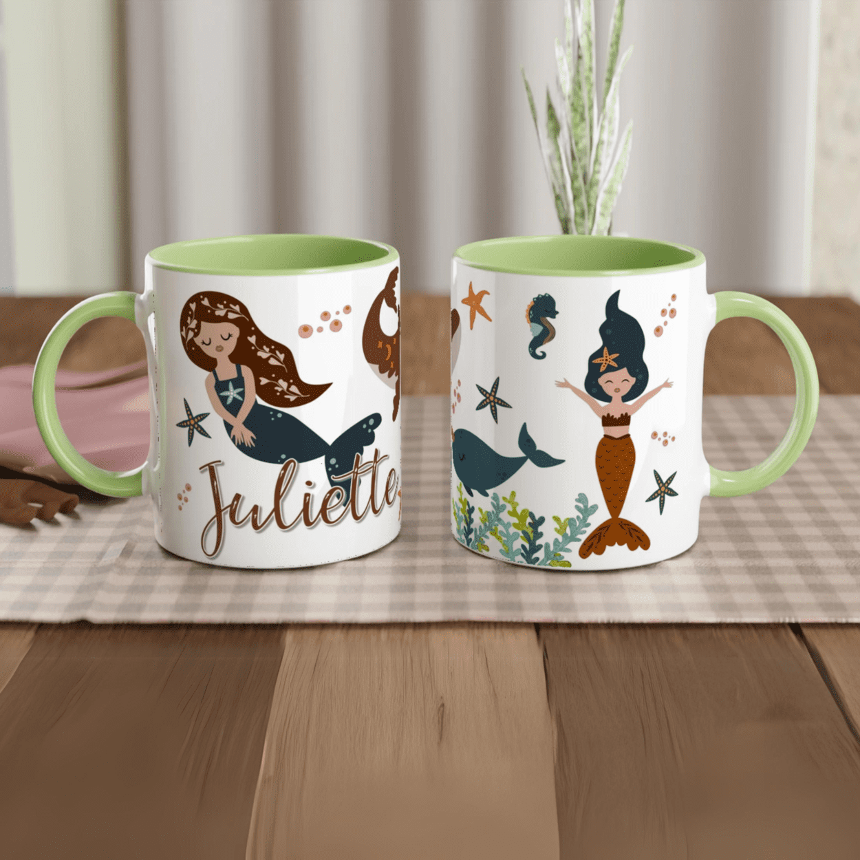 Tasse personnalisée avec décor de sirènes, intérieur vert, idéale pour un cadeau coloré et original.