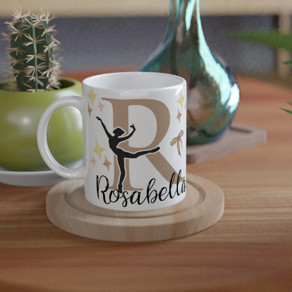 Tasse personnalisée toute blanche avec prénom, illustration de ballerine et pointes de danse classique, parfait comme cadeau pour une petite danseuse.