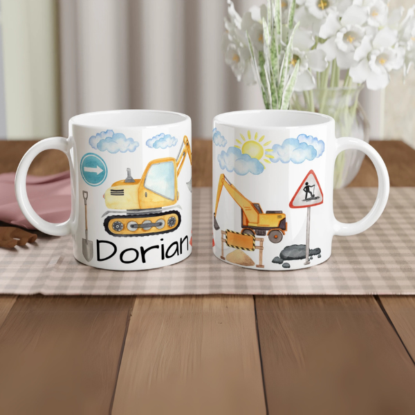 Mug personnalisé tout blanc avec illustration de pelleteuses et panneaux de signalisation, parfait pour un cadeau ludique et original.