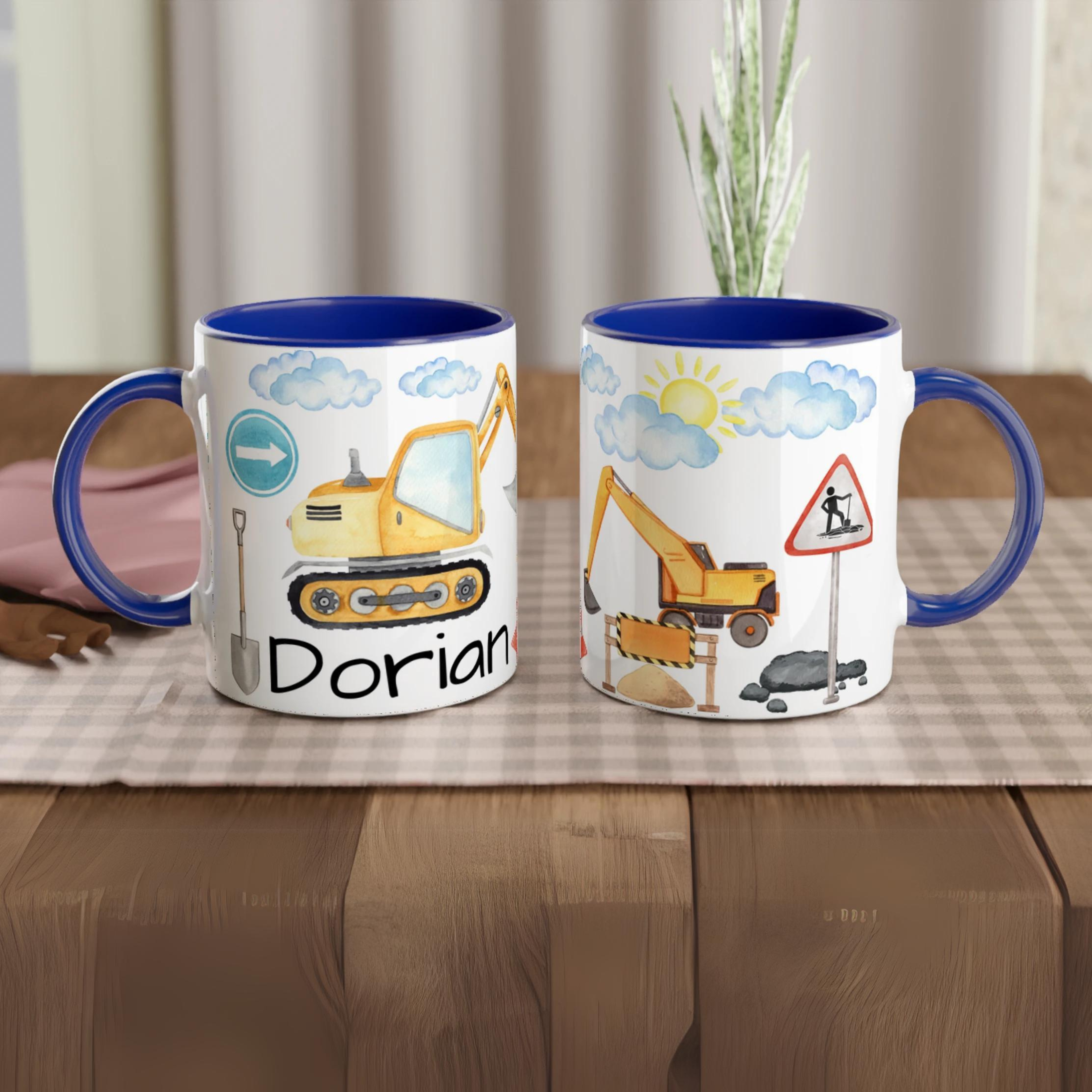 Mug personnalisé avec grues et pelleteuses en dessin aquarelle, intérieur bleu, parfait pour un petit passionné de véhicules de chantier.