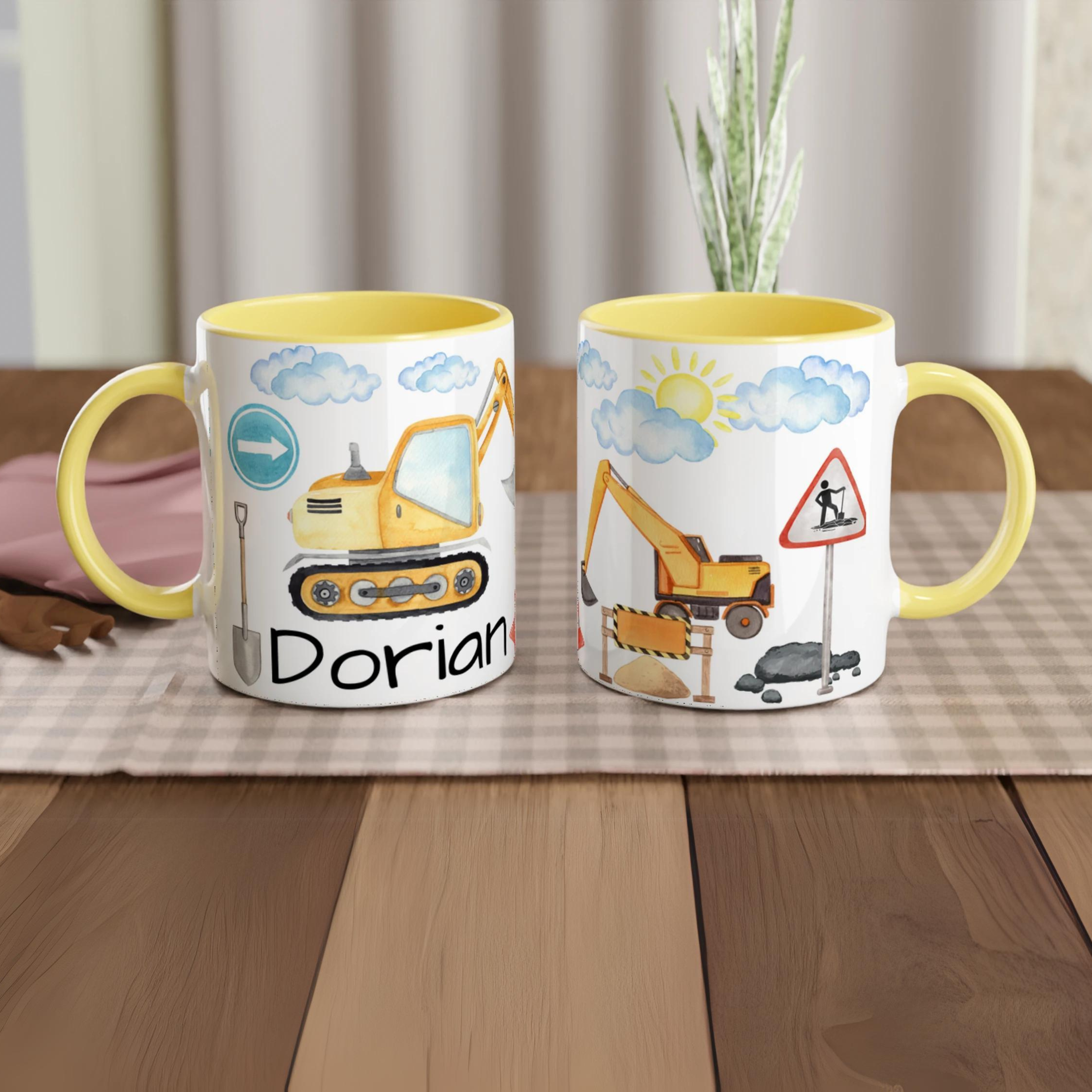 Mug personnalisé avec machines de construction en aquarelle et décor routier, intérieur jaune, idéal pour un cadeau dynamique et joyeux.