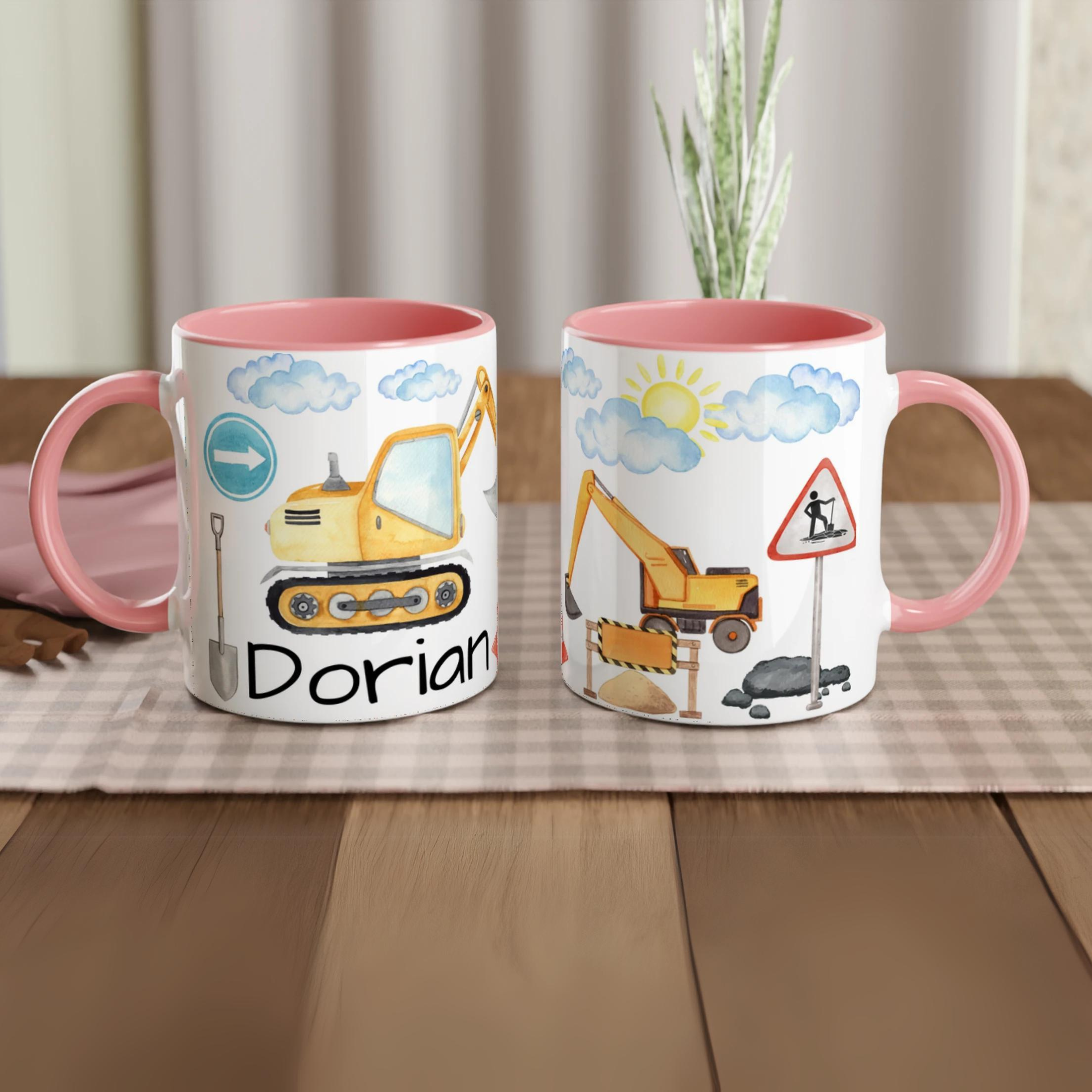 Tasse personnalisée avec camions et panneaux de travaux illustrés, intérieur rose, parfaite pour un cadeau unique et tendre.