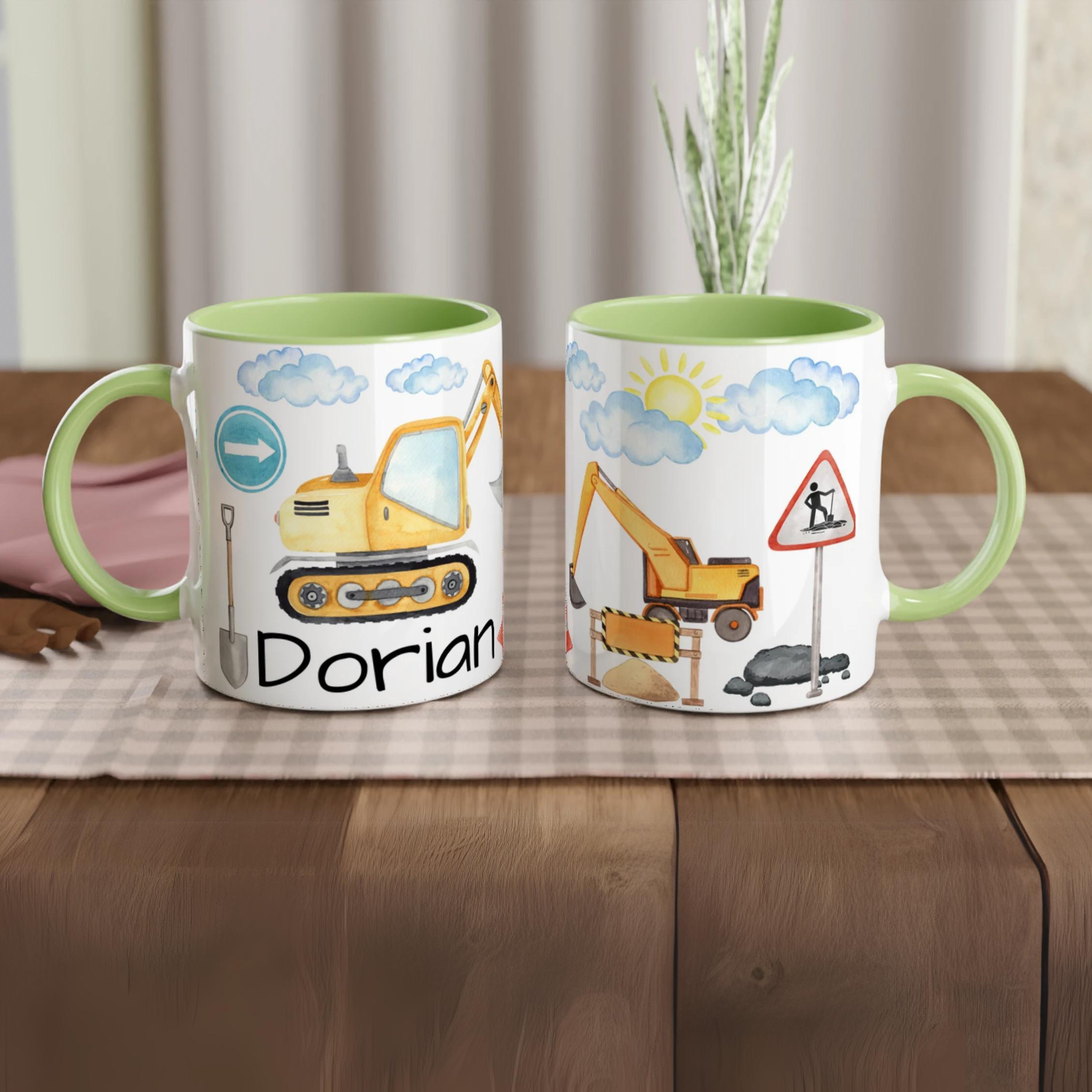 Tasse personnalisée avec tracteurs et engins de travaux, intérieur vert, un cadeau éducatif et original.