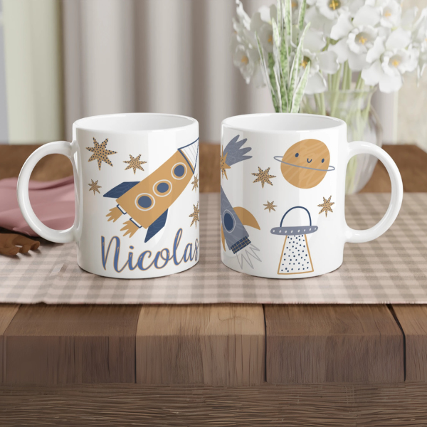 Mug personnalisé tout blanc avec fusée et planètes, parfait pour un cadeau enfant original et ludique.