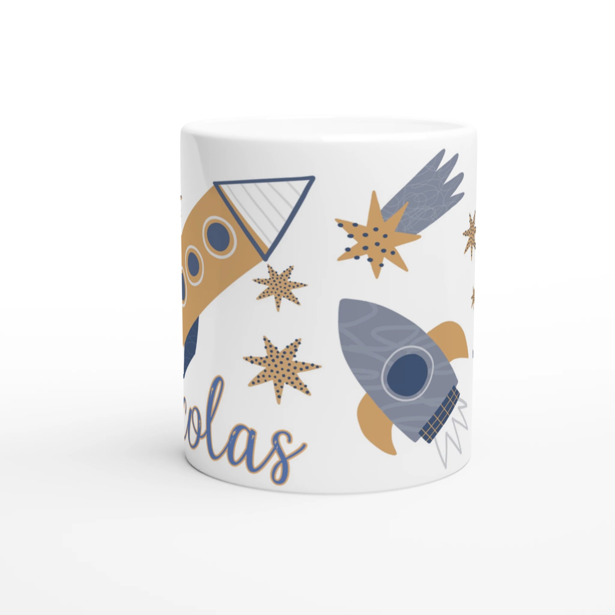 Mug personnalisé tout blanc avec fusée et planètes, parfait pour un cadeau enfant original et ludique.