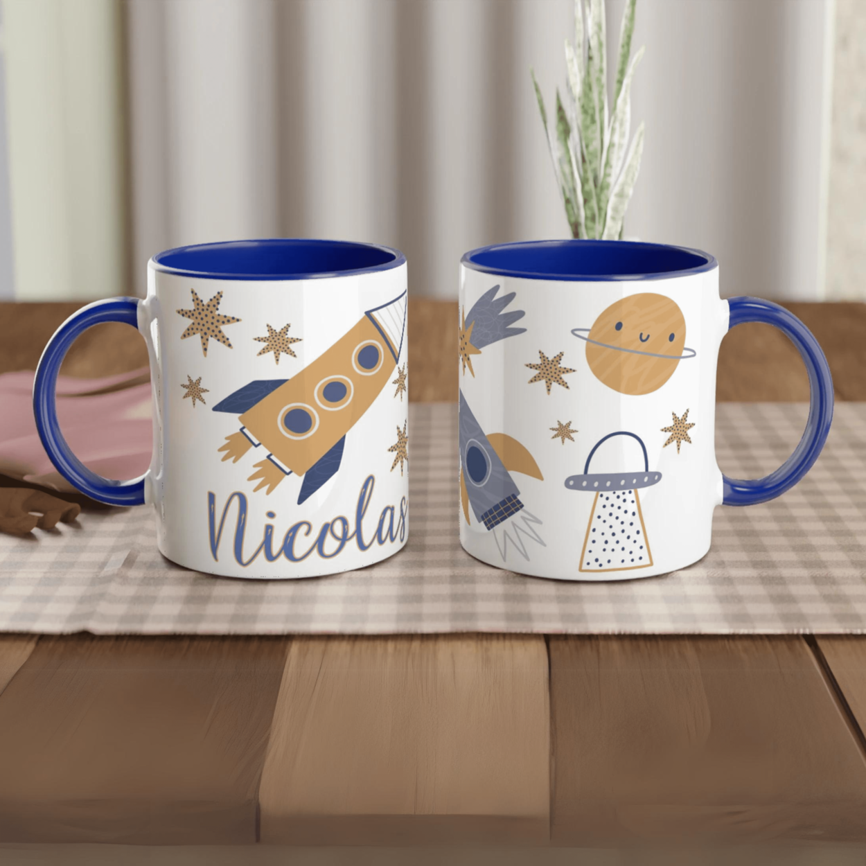 Mug personnalisé avec fusée et Saturne souriant, intérieur bleu, idéal pour un petit passionné du cosmos.