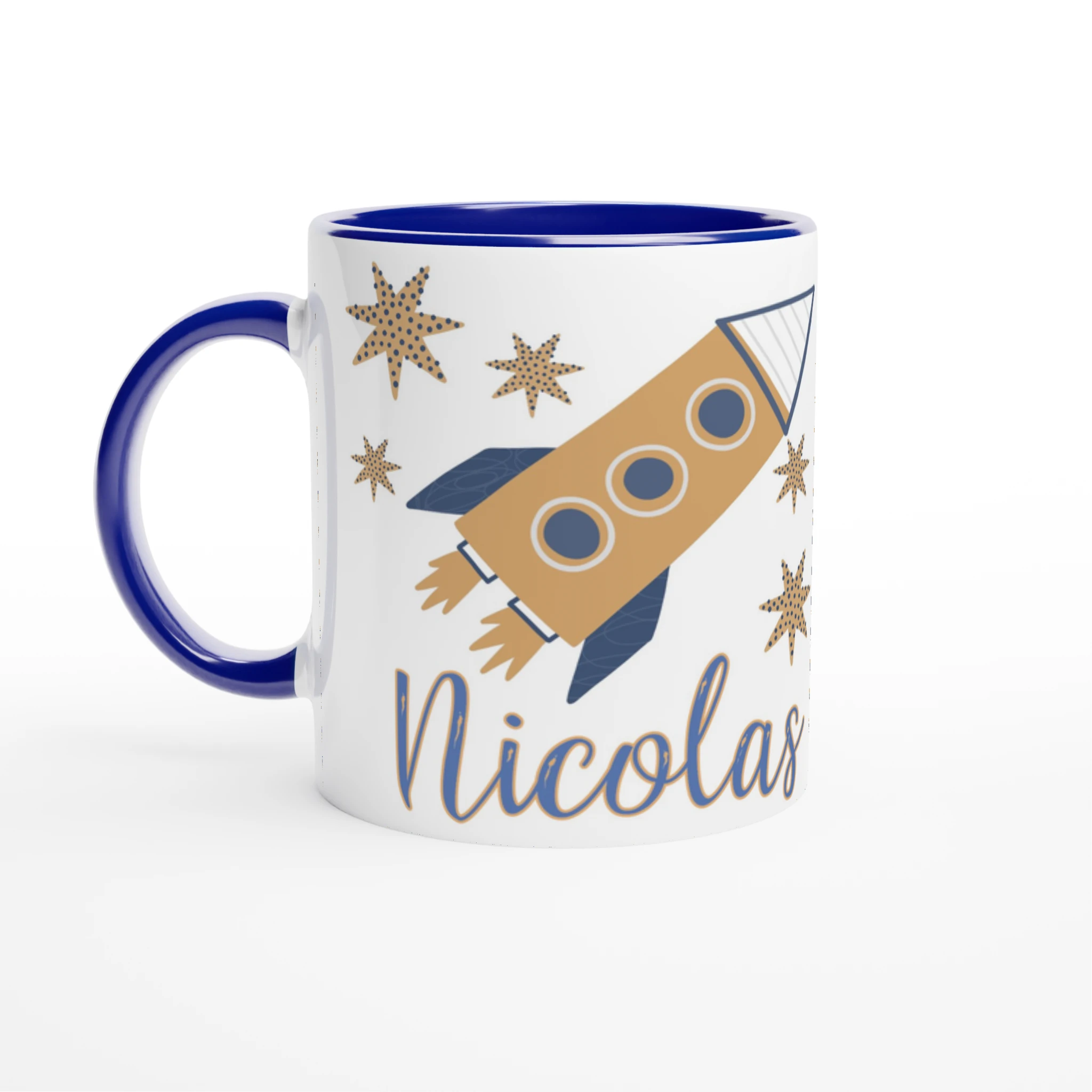 Mug personnalisé avec fusée et Saturne souriant, intérieur bleu, idéal pour un petit passionné du cosmos.