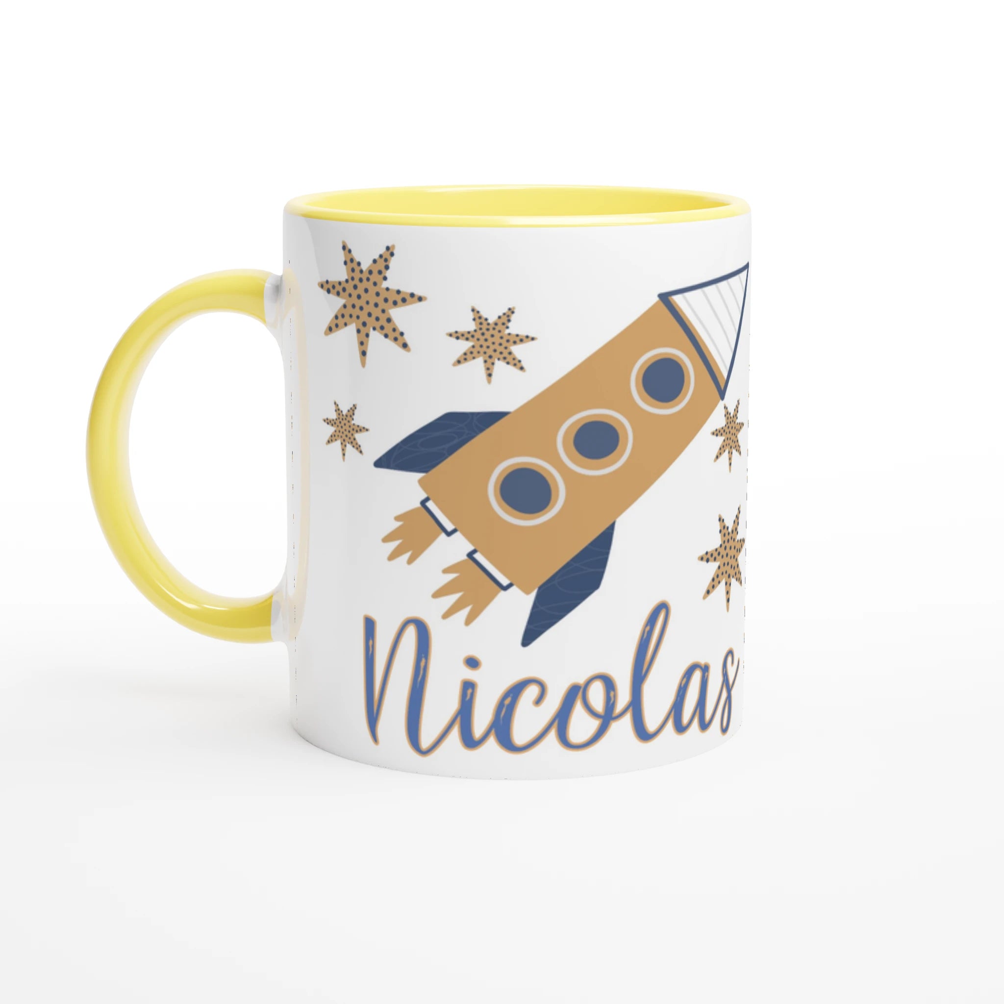 Mug personnalisé avec fusée et étoiles dorées, intérieur jaune, idéal pour un cadeau joyeux et inspirant.