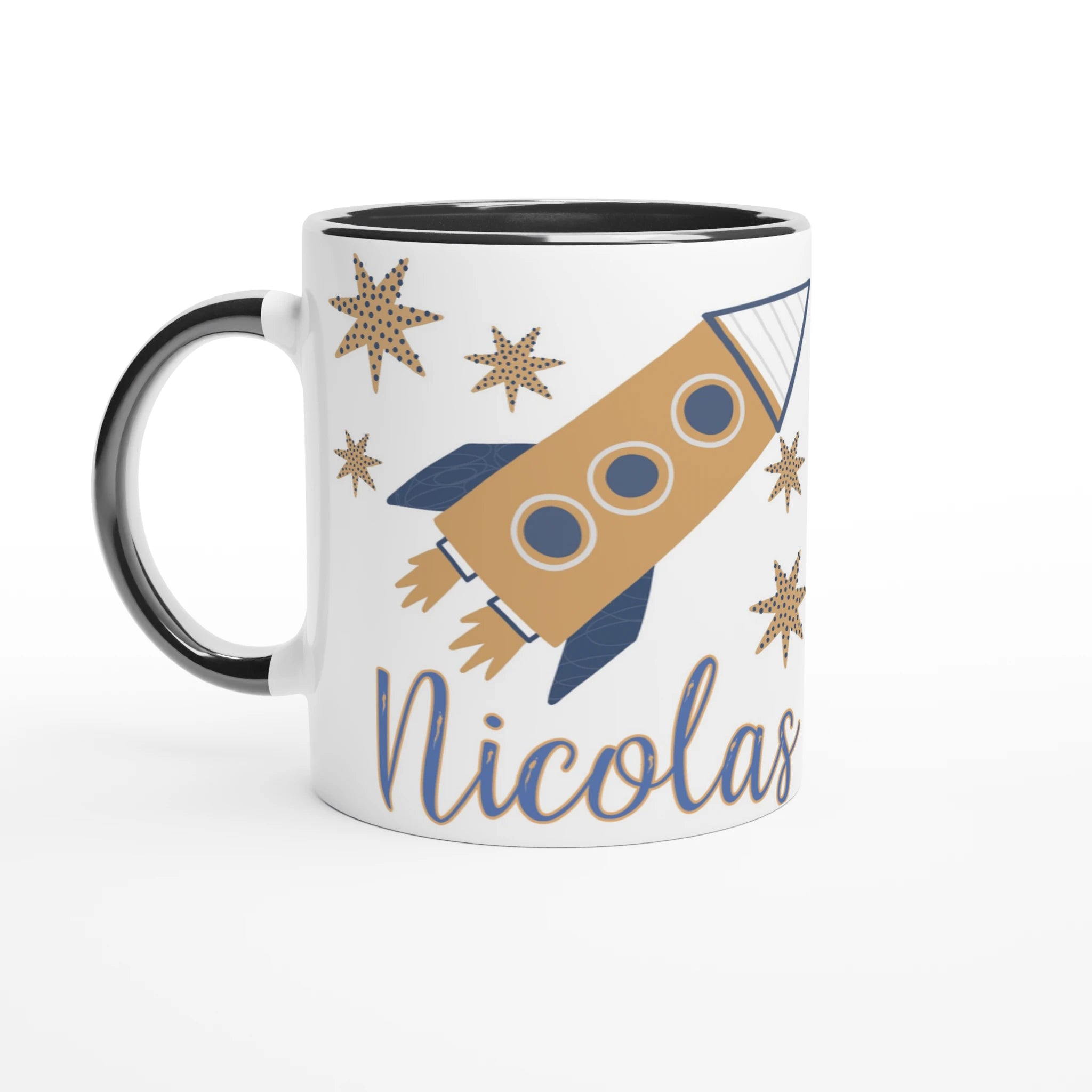 Mug personnalisé avec vaisseau spatial et planètes dorées, intérieur noir, pour une touche élégante et futuriste.