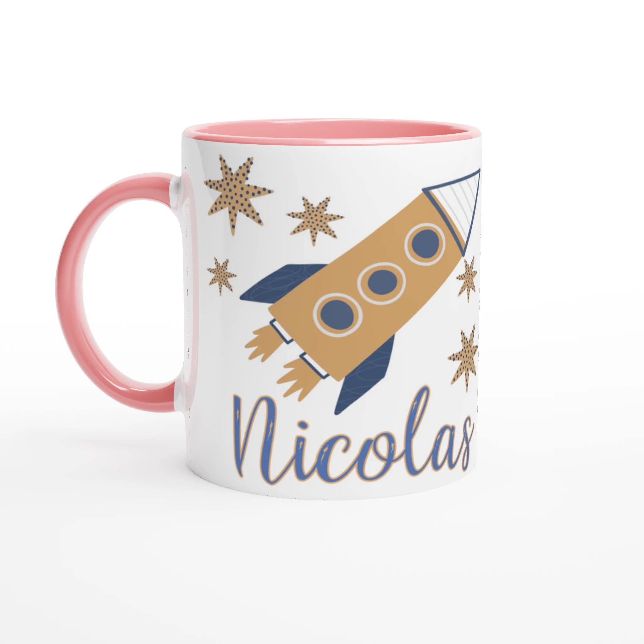 Tasse personnalisée avec fusée et soucoupe volante, intérieur rose, parfaite pour un cadeau féerique.