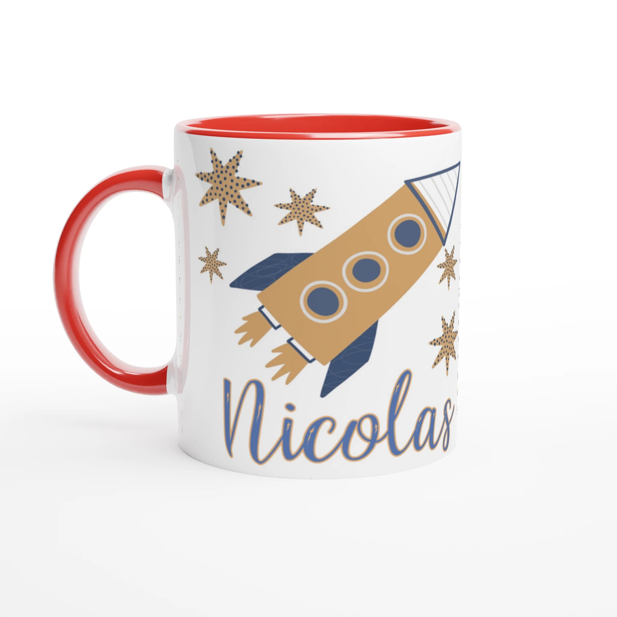 Mug personnalisé avec fusée et étoiles dorées, intérieur rouge, parfait pour un cadeau dynamique et unique.