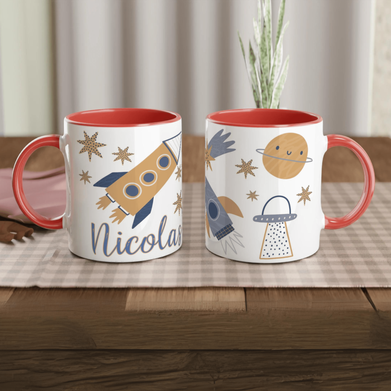 Mug personnalisé avec fusée et étoiles dorées, intérieur rouge, parfait pour un cadeau dynamique et unique.
