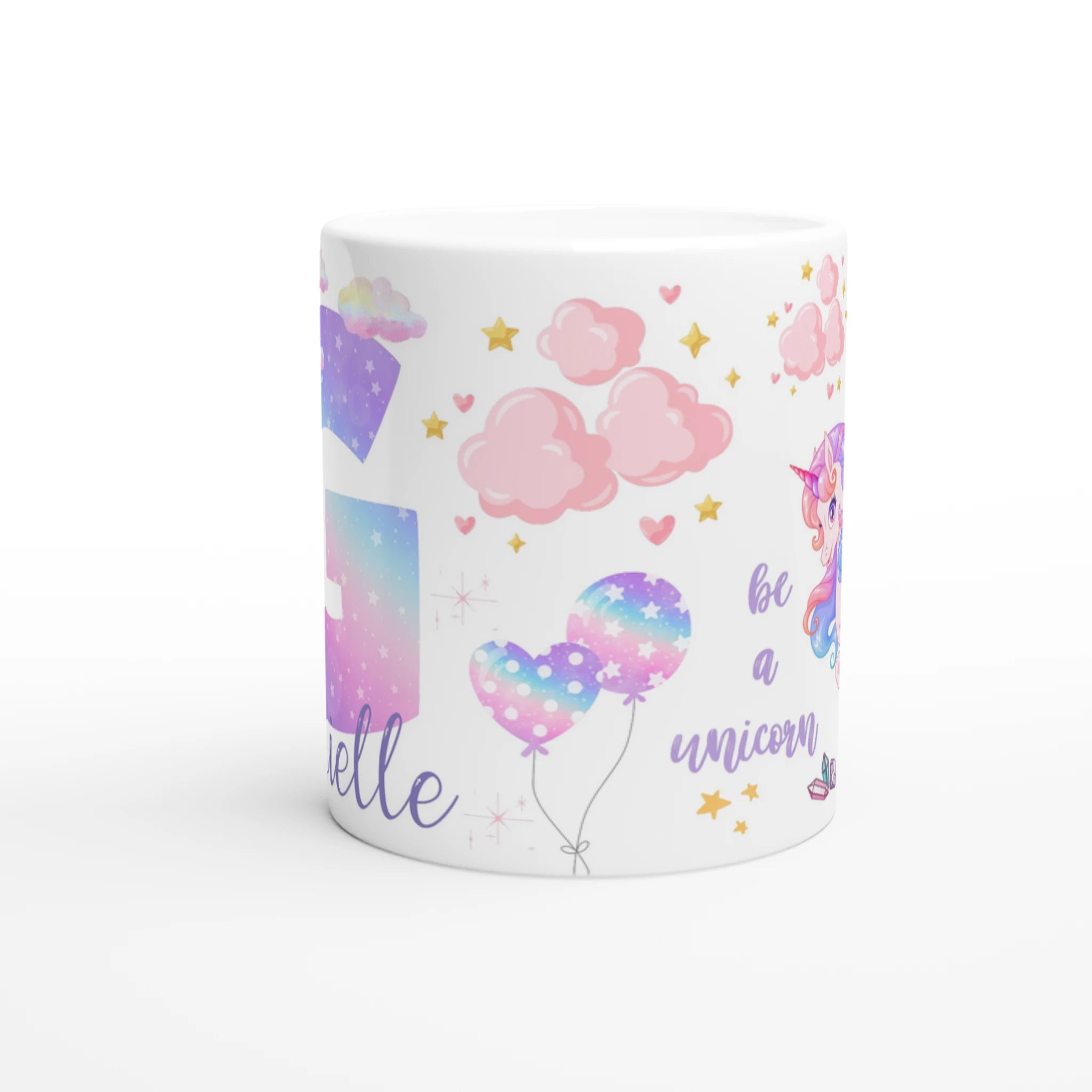 Mug personnalisé tout blanc avec licorne ailée et lettre initiale étoilée, idéal pour un cadeau magique et féerique.