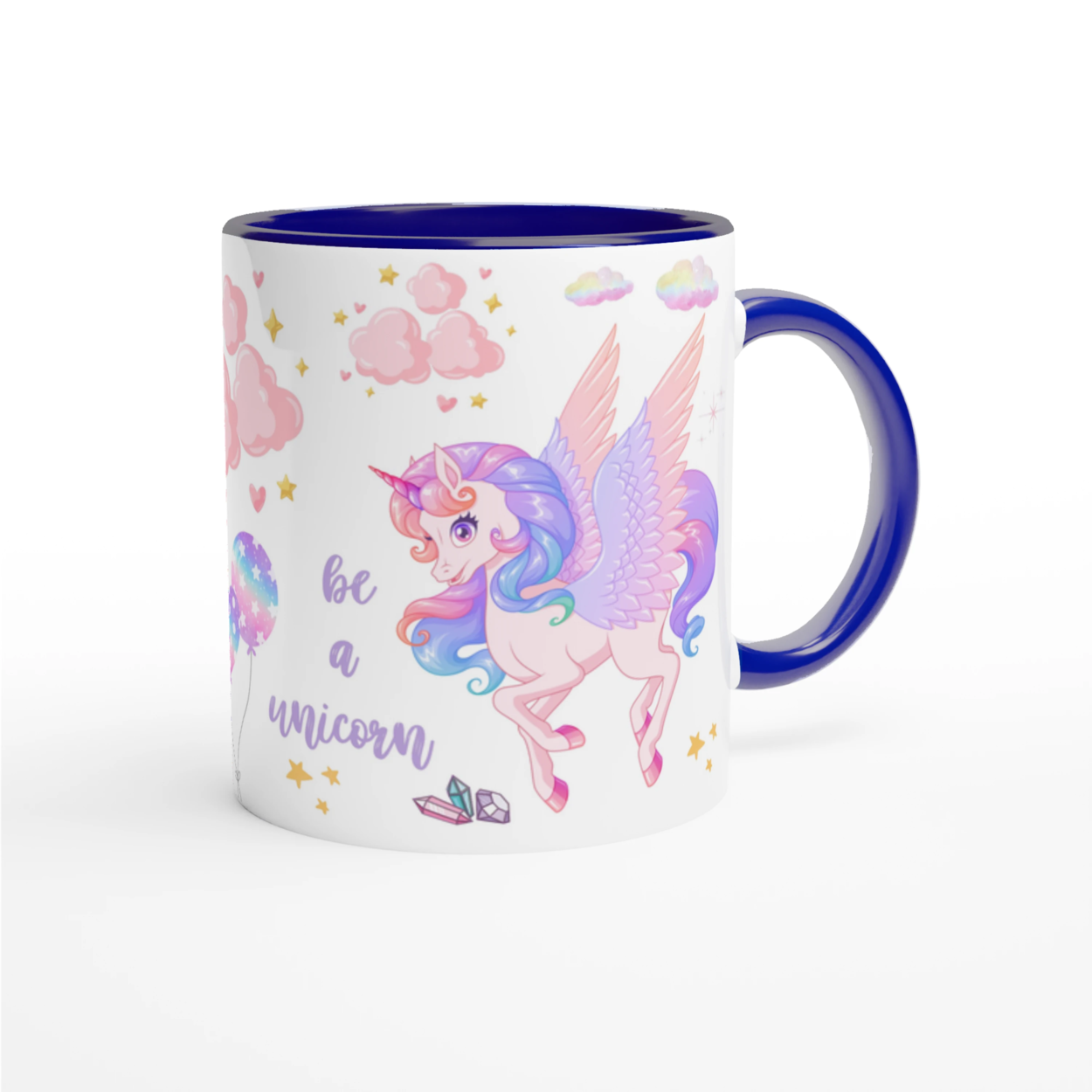 Mug personnalisé avec licorne volante et initiale magique, intérieur bleu, idéal pour une petite rêveuse passionnée d’aventures enchantées.
