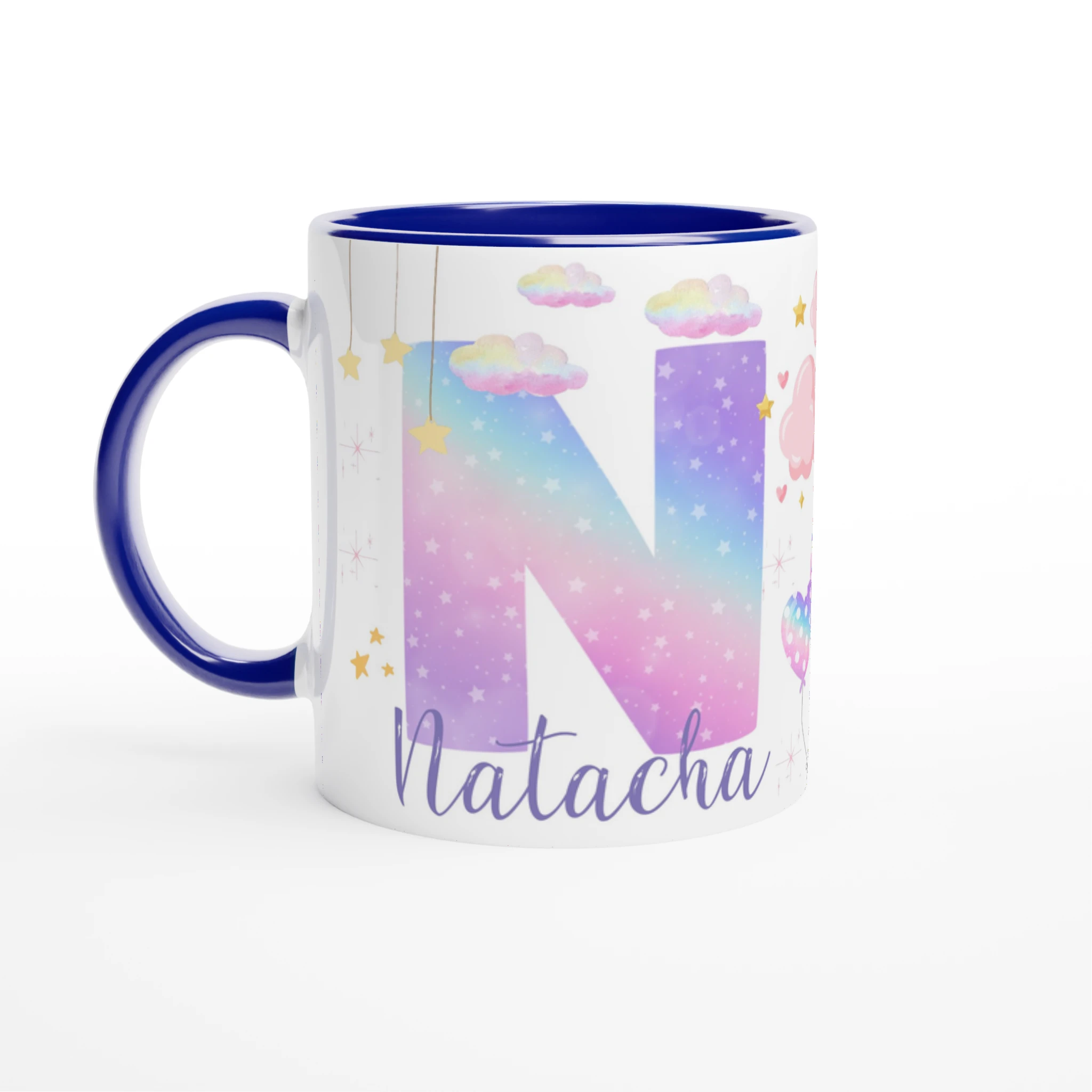 Mug personnalisé avec licorne volante et initiale magique, intérieur bleu, idéal pour une petite rêveuse passionnée d’aventures enchantées.