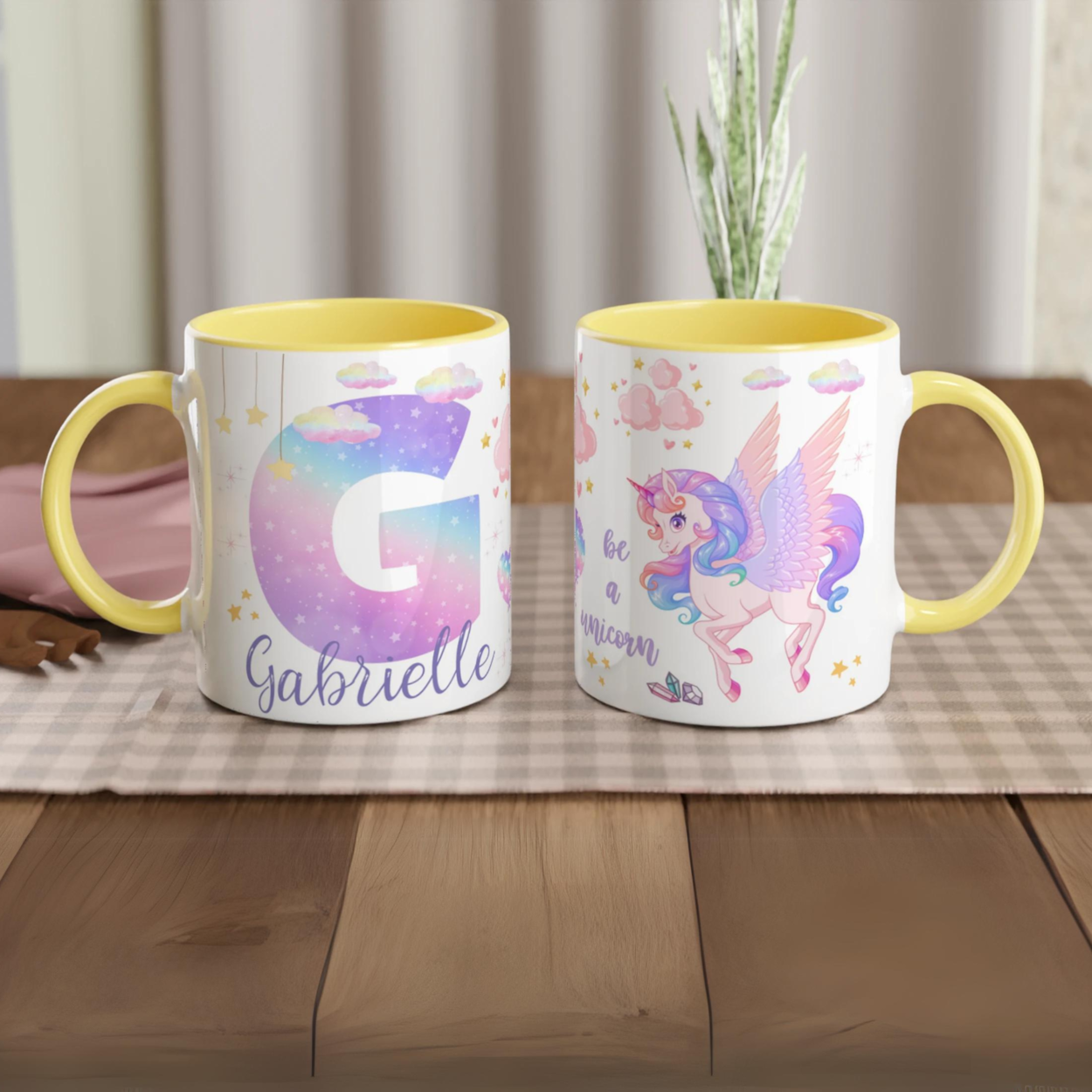 Mug personnalisé avec licorne arc-en-ciel et étoiles scintillantes, intérieur jaune, parfait pour un cadeau joyeux et lumineux.