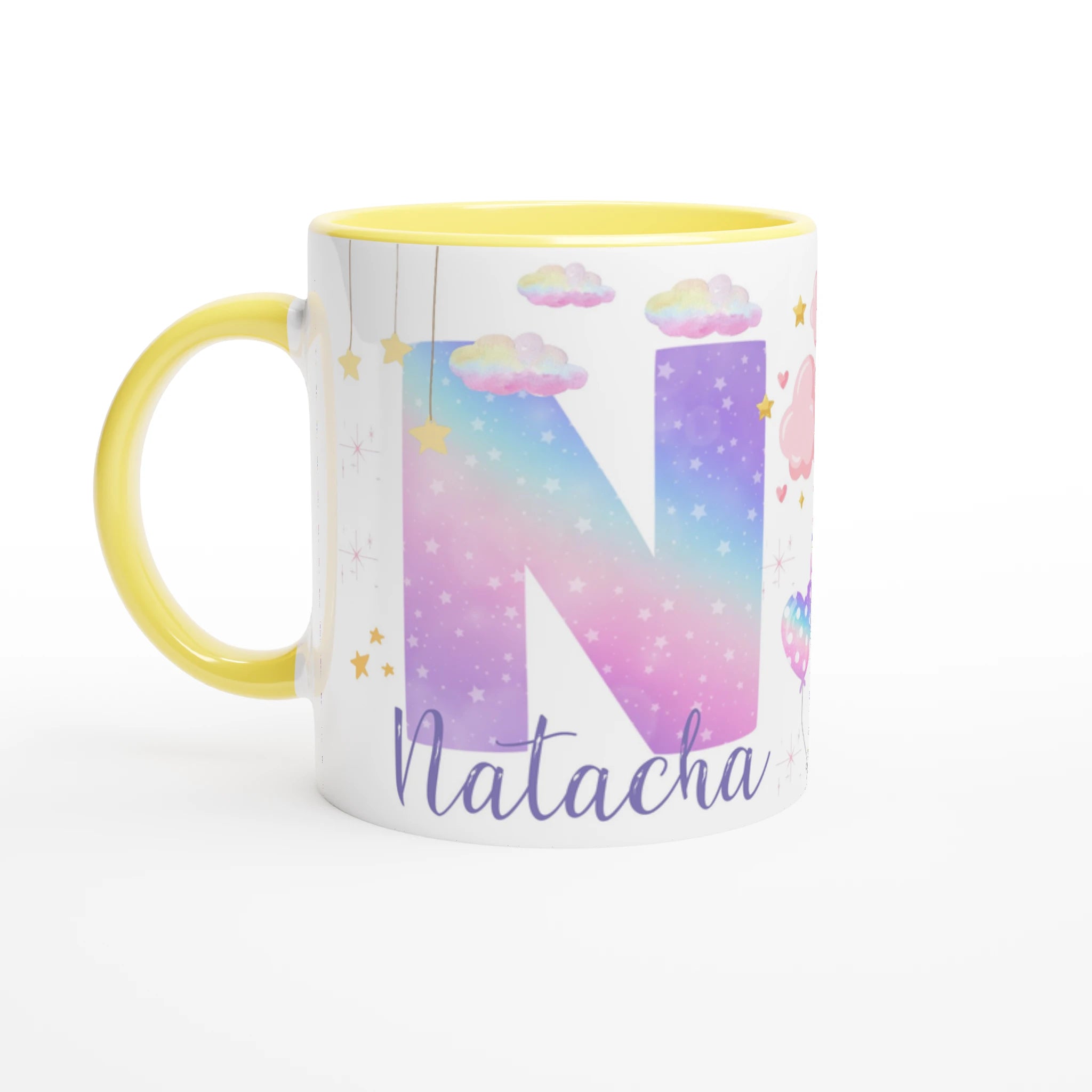 Mug personnalisé avec licorne arc-en-ciel et étoiles scintillantes, intérieur jaune, parfait pour un cadeau joyeux et lumineux.