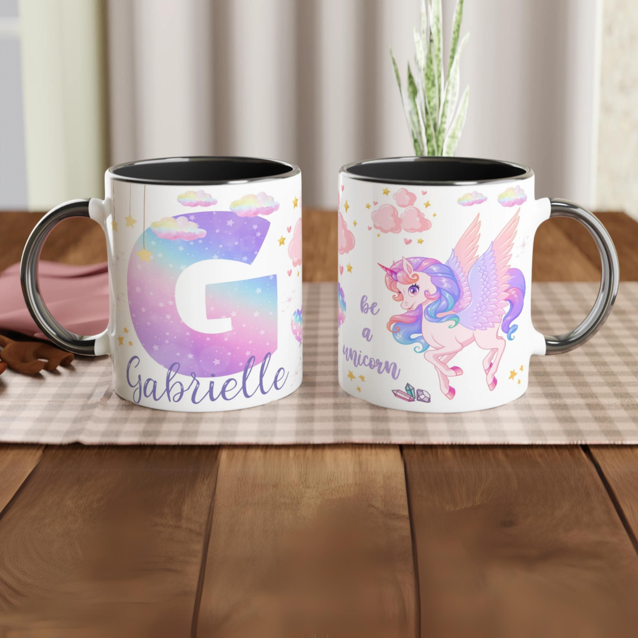 Mug personnalisé avec licorne céleste et décor étoilé, intérieur noir, pour une touche élégante et mystique.