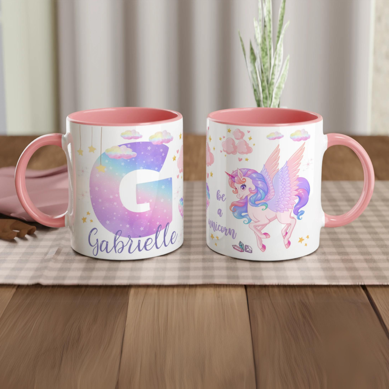 Tasse personnalisée avec licorne aux ailes roses et nuages enchantés, intérieur rose, idéale pour un cadeau féerique et tendre.
