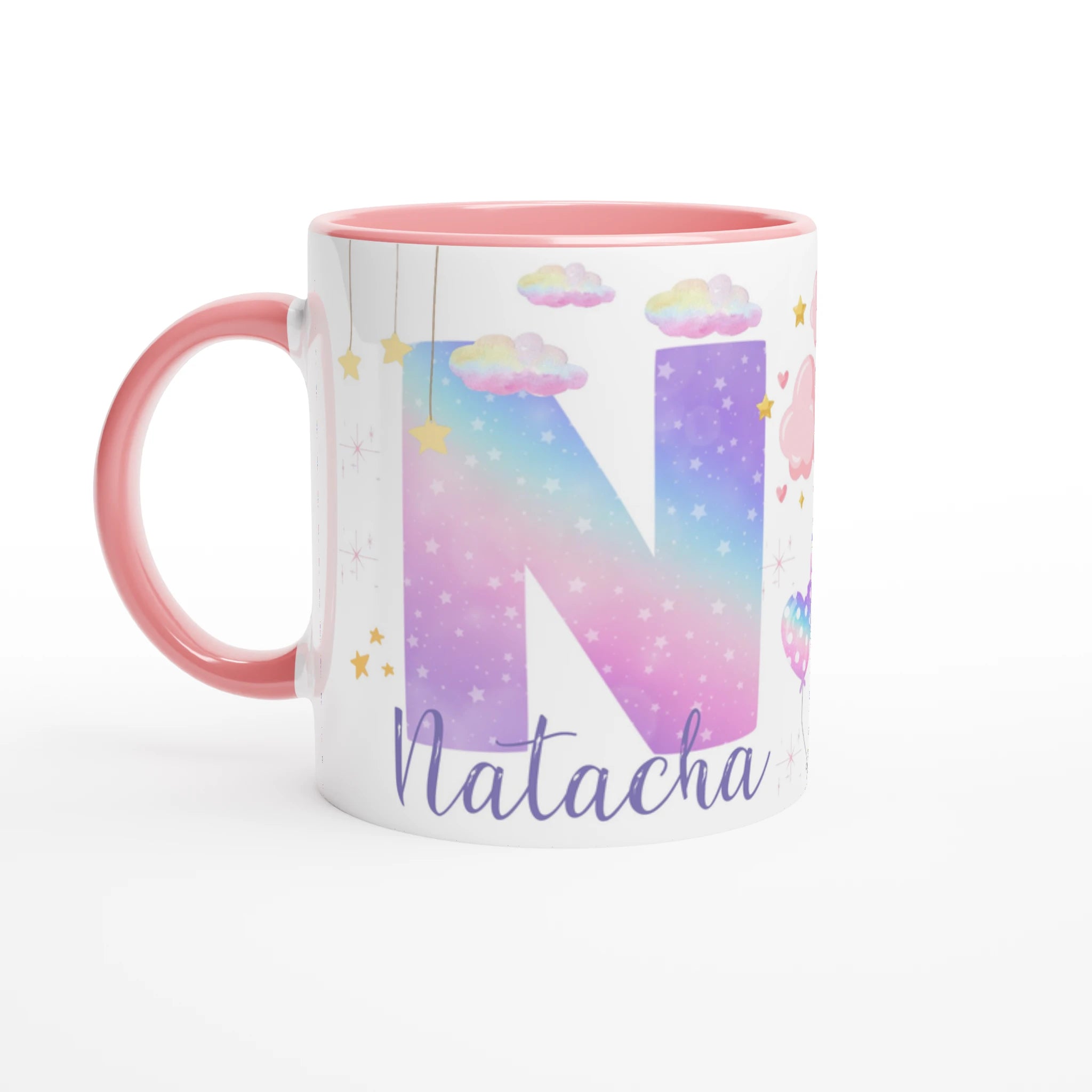 Tasse personnalisée avec licorne aux ailes roses et nuages enchantés, intérieur rose, idéale pour un cadeau féerique et tendre.