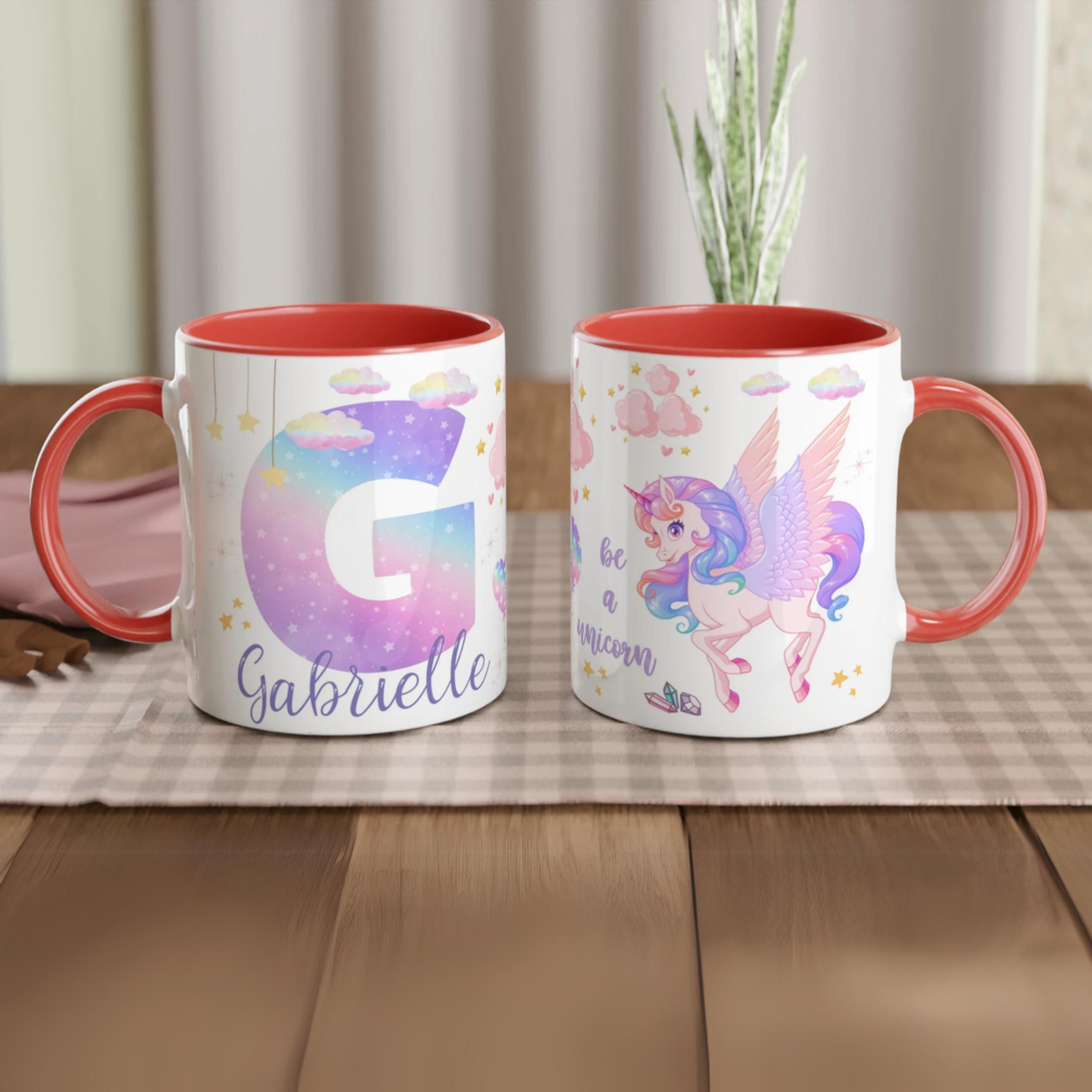 Mug personnalisé avec licorne galopant dans un ciel étoilé, intérieur rouge, parfait pour un cadeau dynamique et fantastique.