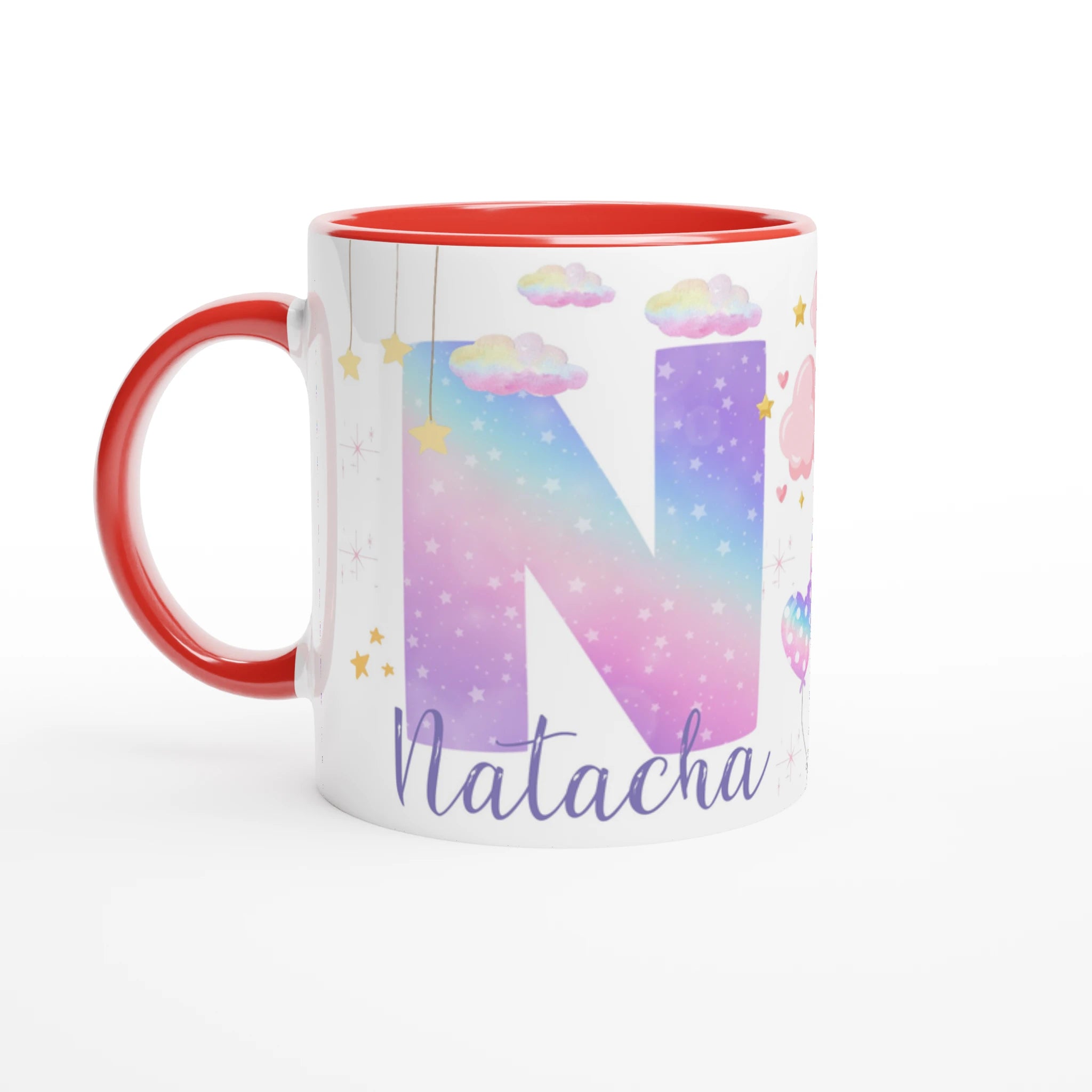 Mug personnalisé avec licorne galopant dans un ciel étoilé, intérieur rouge, parfait pour un cadeau dynamique et fantastique.