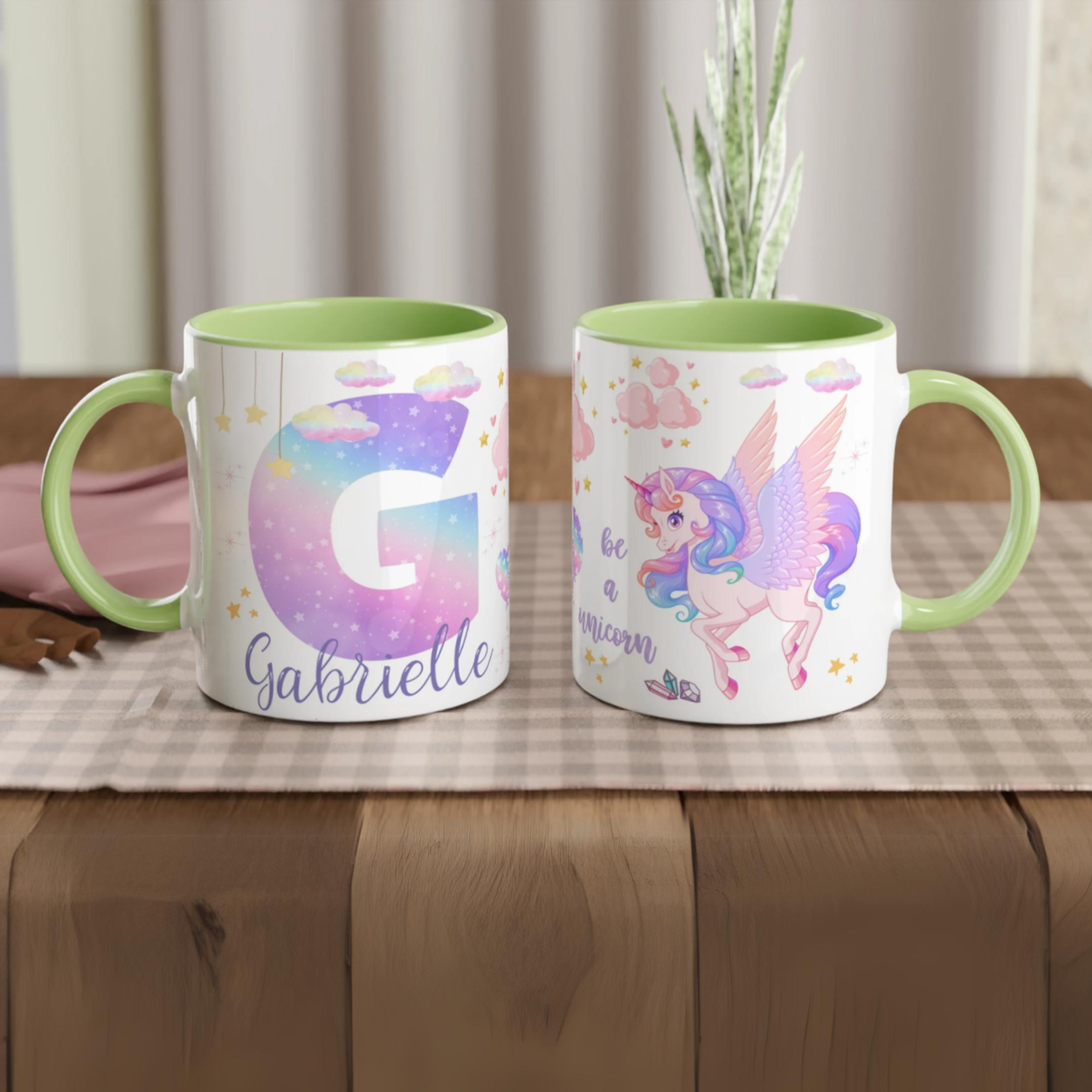 Tasse personnalisée avec licorne et paillettes féeriques, intérieur vert, un cadeau enchanteur et unique.