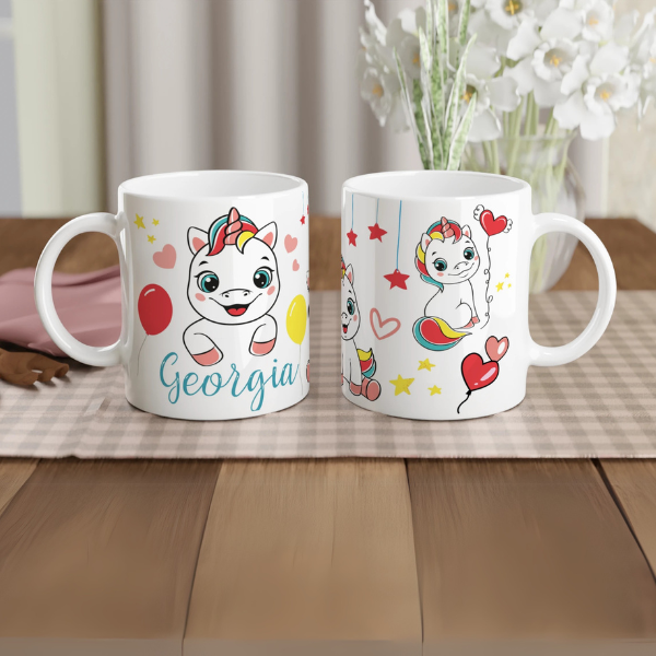 Mug personnalisé tout blanc avec licorne joyeuse et ballons colorés, idéal pour un cadeau enfant féerique et original.