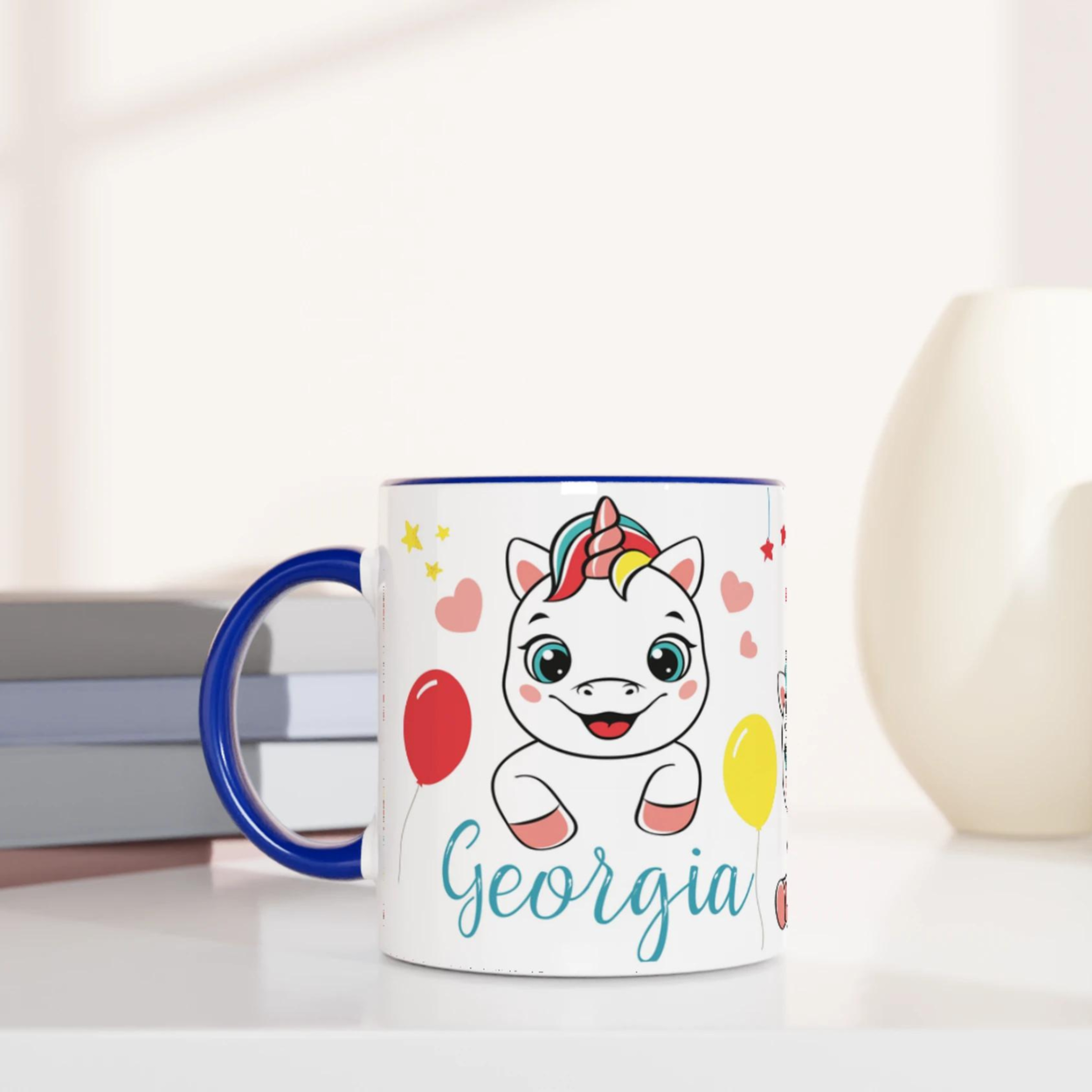 Mug personnalisé avec licorne et décor étoilé, intérieur bleu, idéal pour une petite rêveuse passionnée de magie.