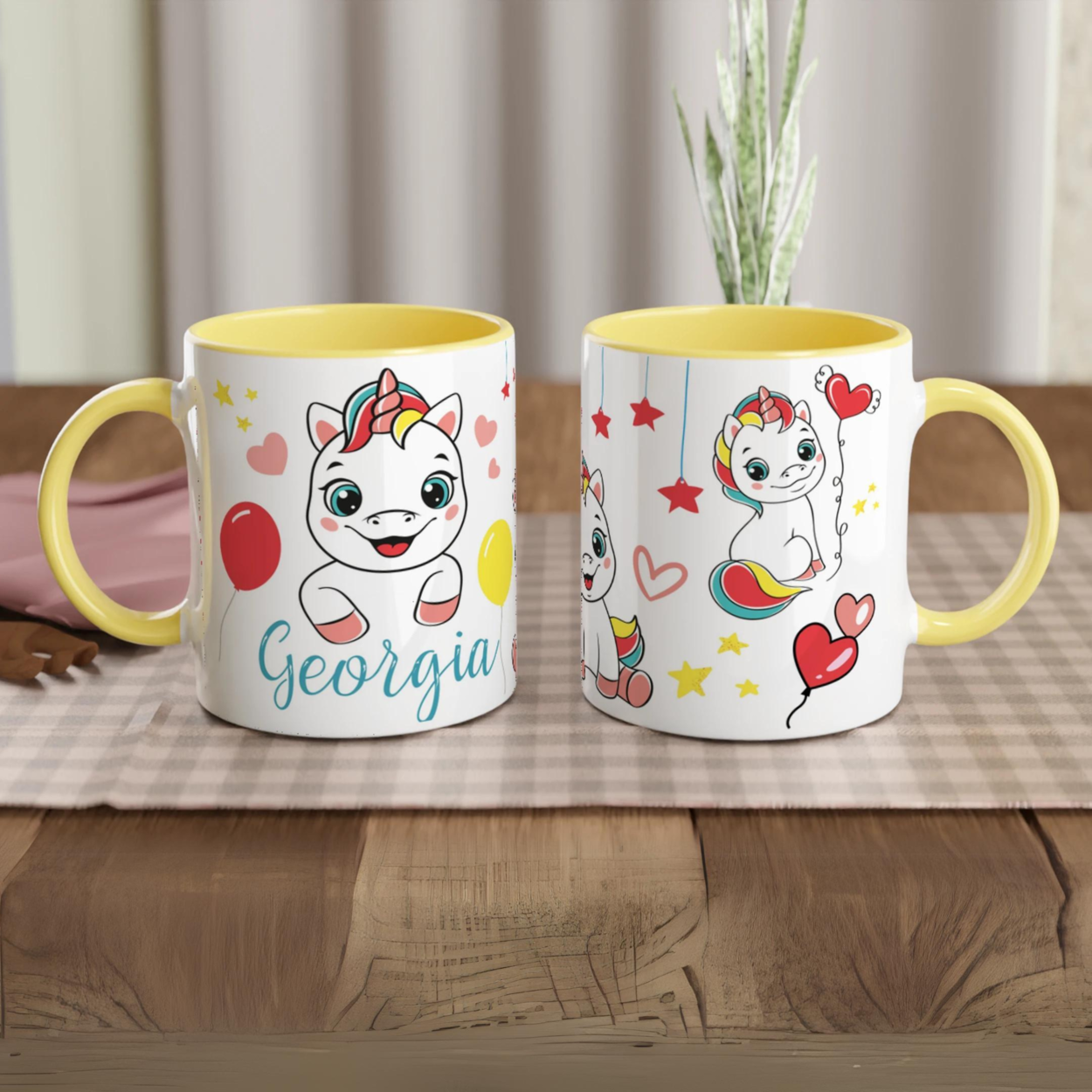 Mug personnalisé avec licorne et étoiles scintillantes, intérieur jaune, parfait pour un cadeau joyeux et lumineux.