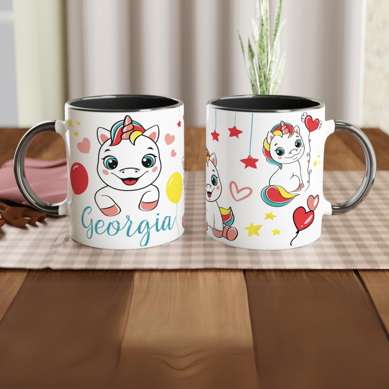 Mug personnalisé avec licorne et ballons colorés, intérieur noir, pour une touche élégante et féerique.