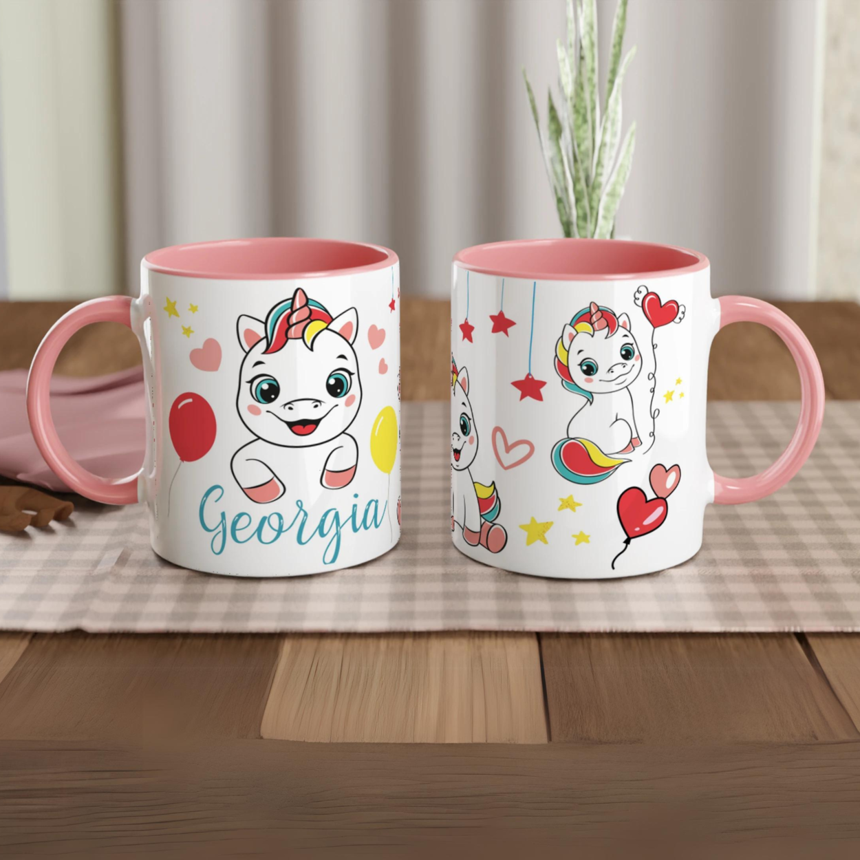 Tasse personnalisée avec licorne et cœurs flottants, intérieur rose, idéale pour un cadeau magique et tendre.
