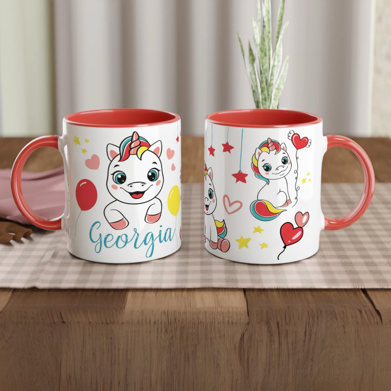 Mug personnalisé avec licorne et étoiles rouges, intérieur rouge, parfait pour un cadeau féerique et dynamique.
